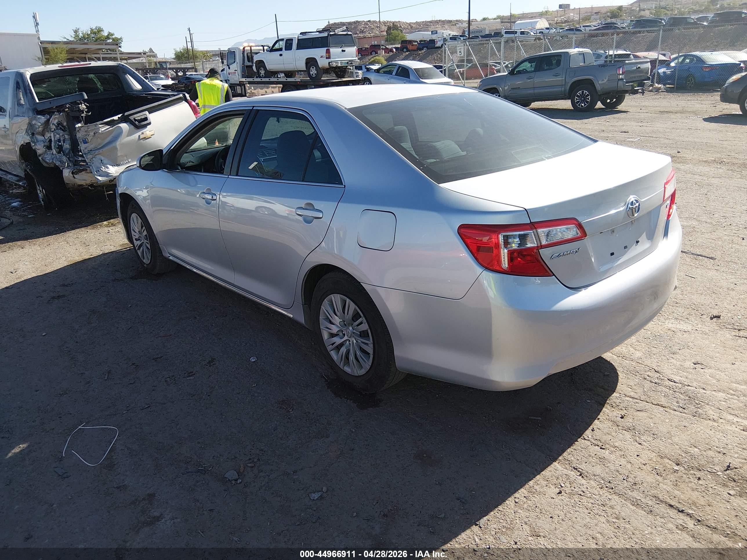 2014 Toyota Camry Le Серебряный vin: 4T1BF1FK8EU425449