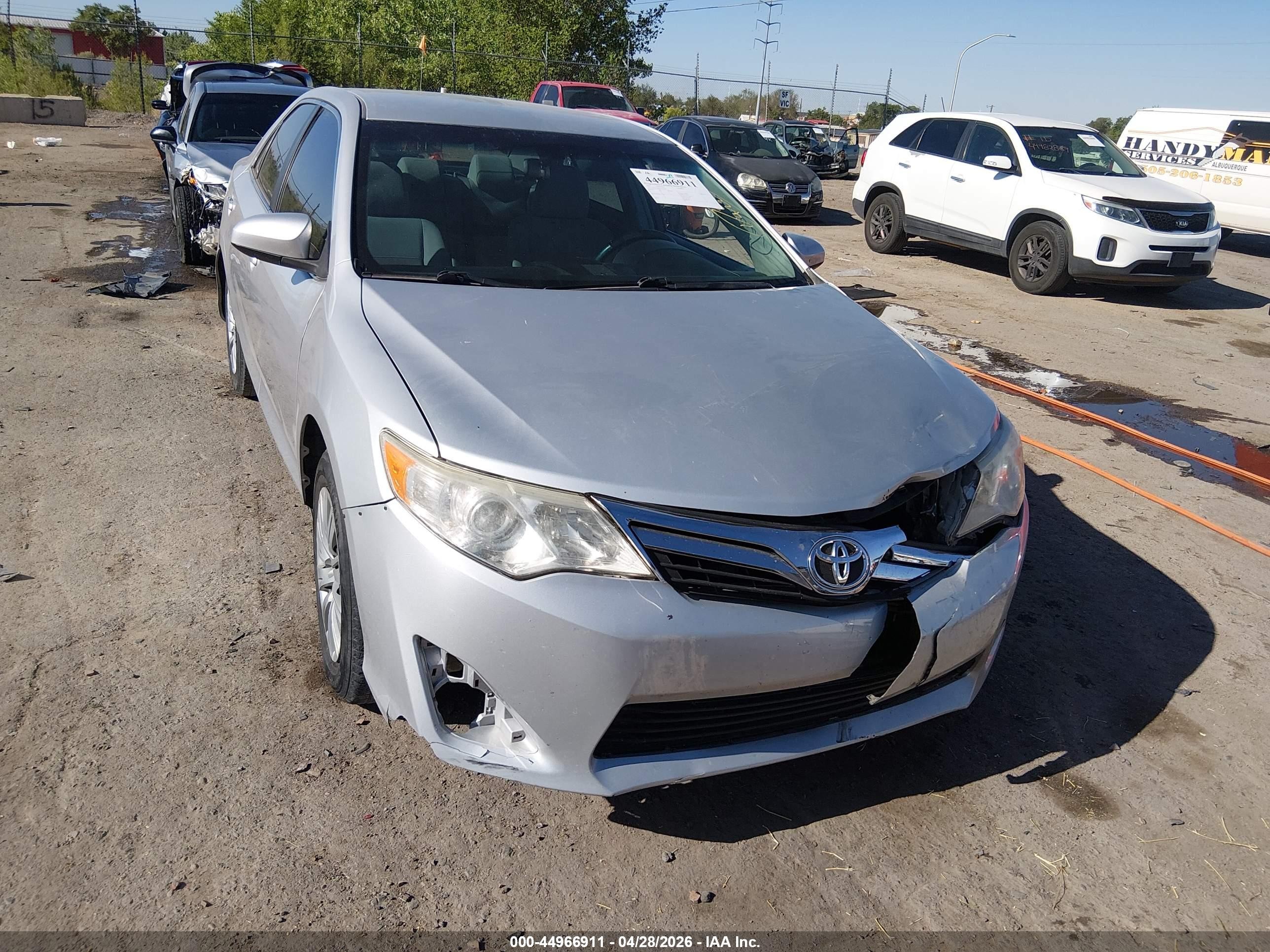 2014 Toyota Camry Le Серебряный vin: 4T1BF1FK8EU425449