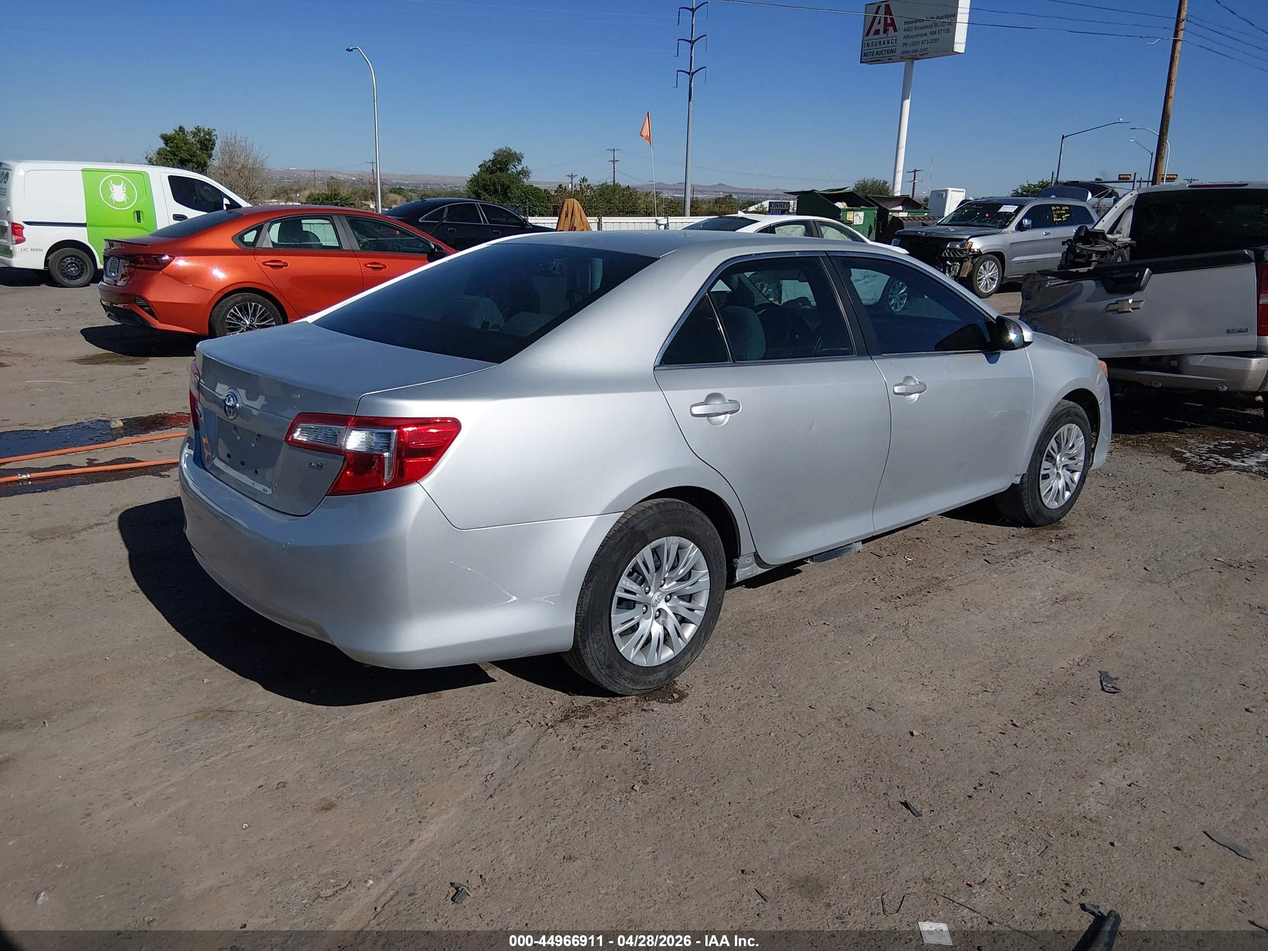 2014 Toyota Camry Le Серебряный vin: 4T1BF1FK8EU425449