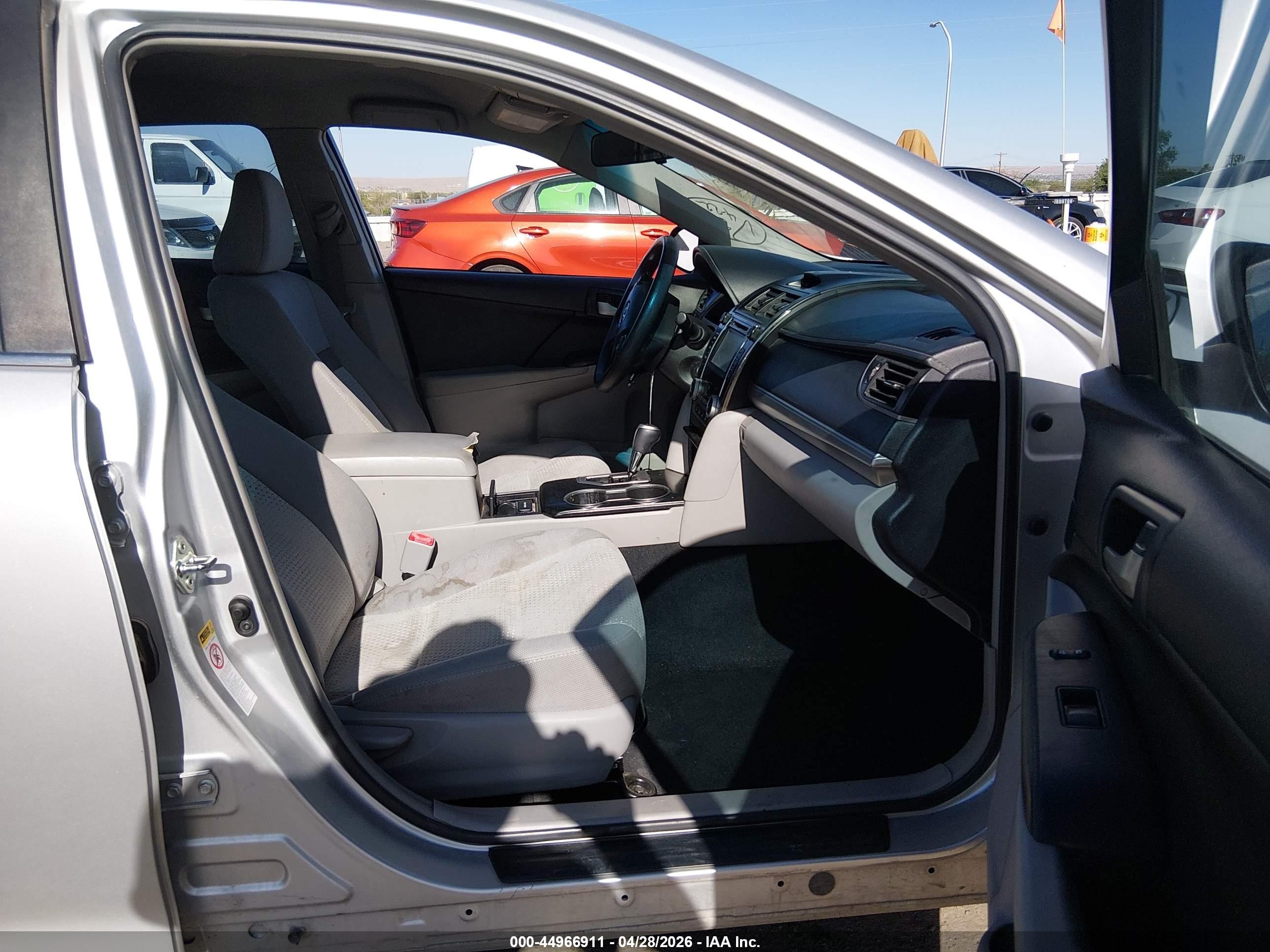 2014 Toyota Camry Le Серебряный vin: 4T1BF1FK8EU425449