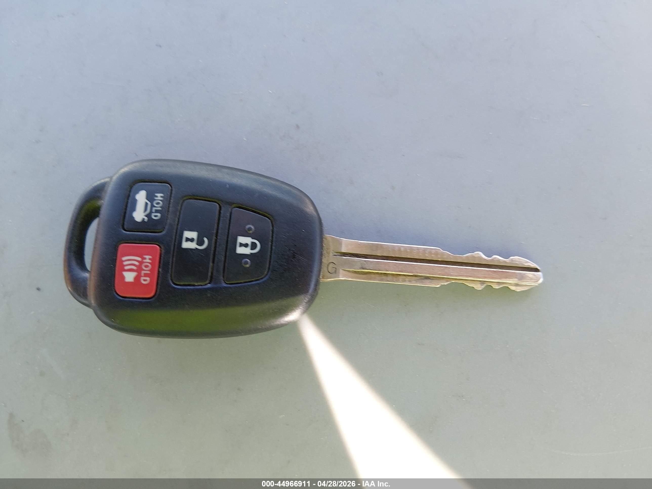 2014 Toyota Camry Le Серебряный vin: 4T1BF1FK8EU425449