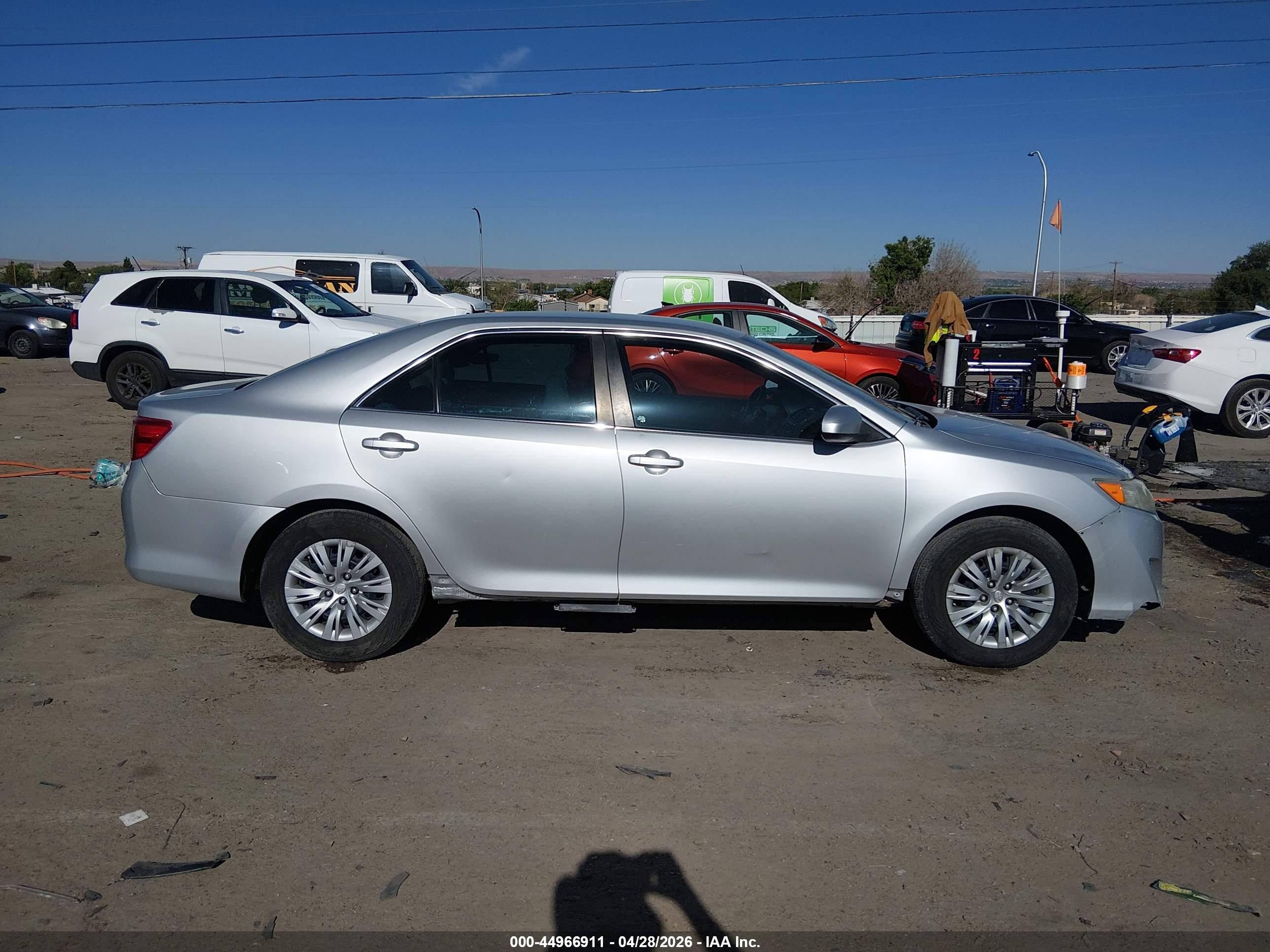 2014 Toyota Camry Le Серебряный vin: 4T1BF1FK8EU425449