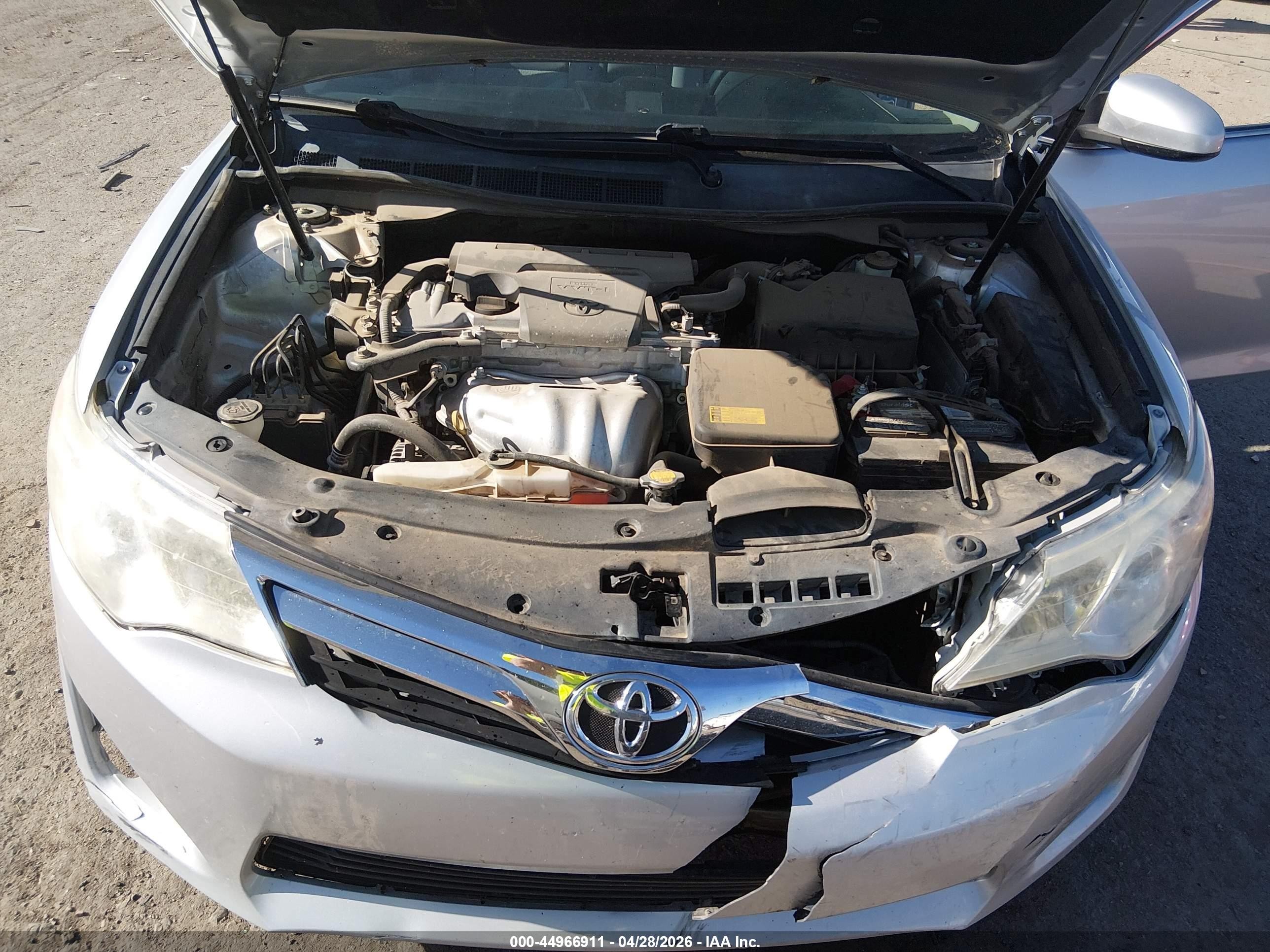 2014 Toyota Camry Le Серебряный vin: 4T1BF1FK8EU425449