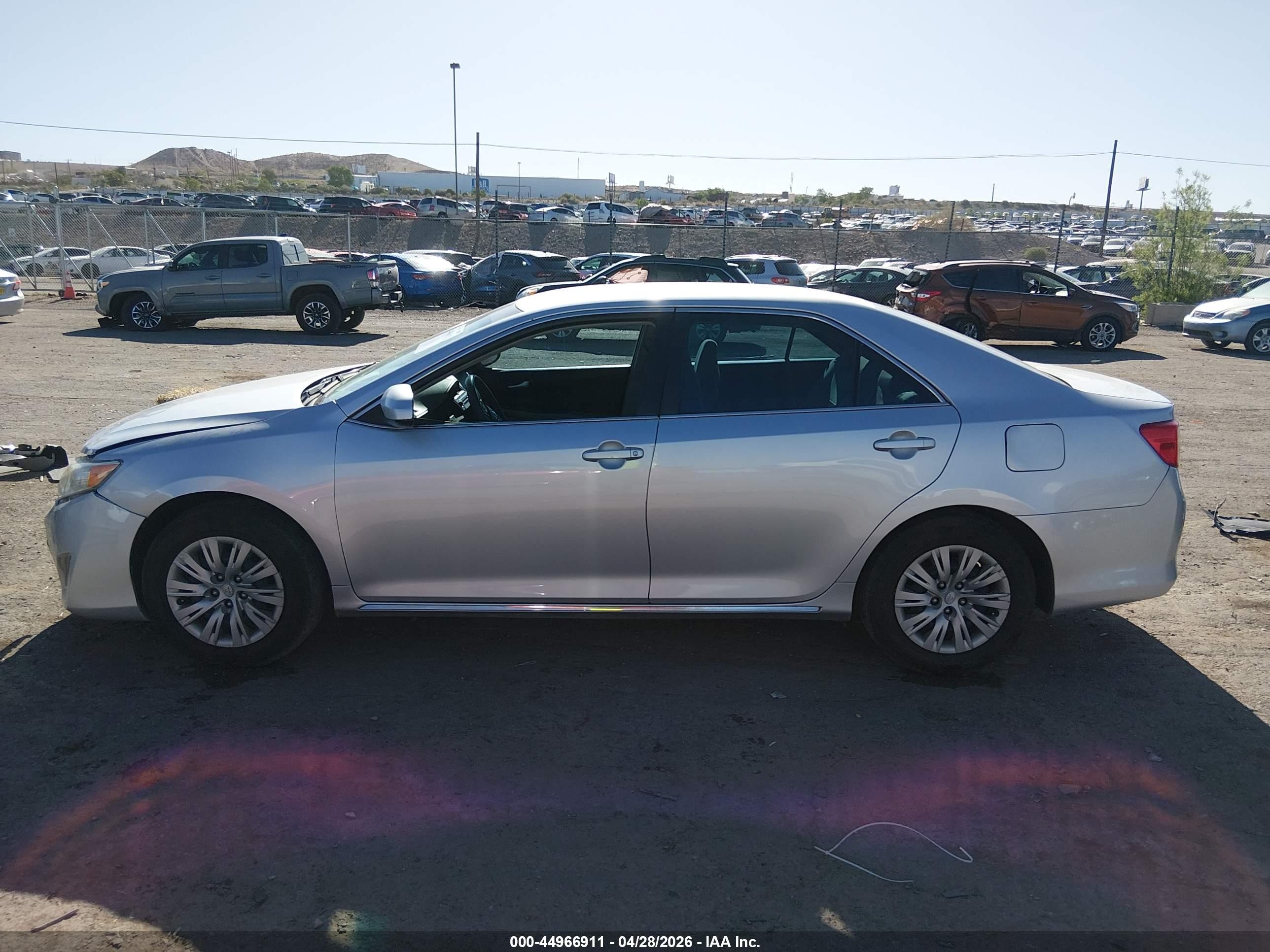 2014 Toyota Camry Le Серебряный vin: 4T1BF1FK8EU425449