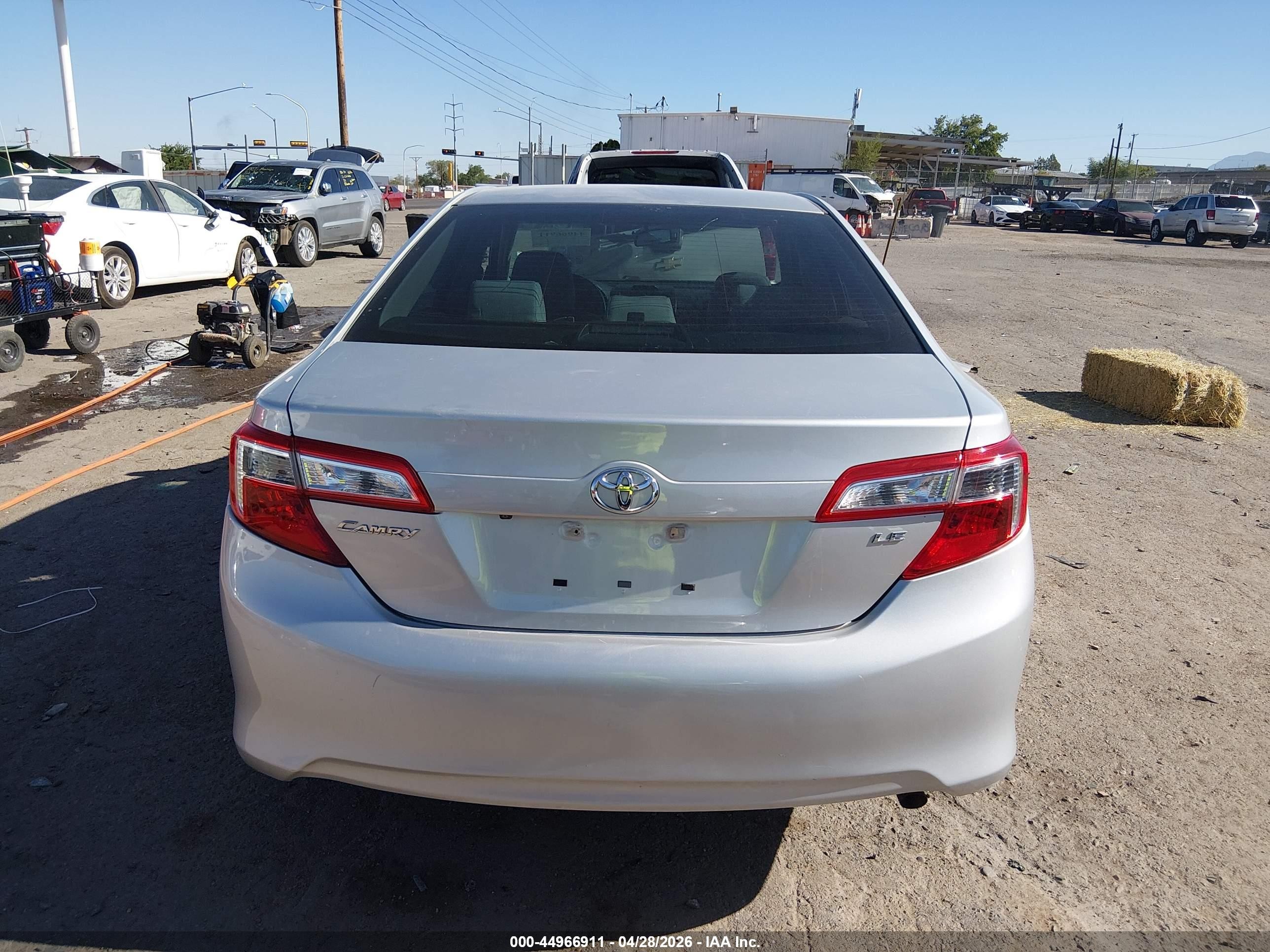 2014 Toyota Camry Le Серебряный vin: 4T1BF1FK8EU425449