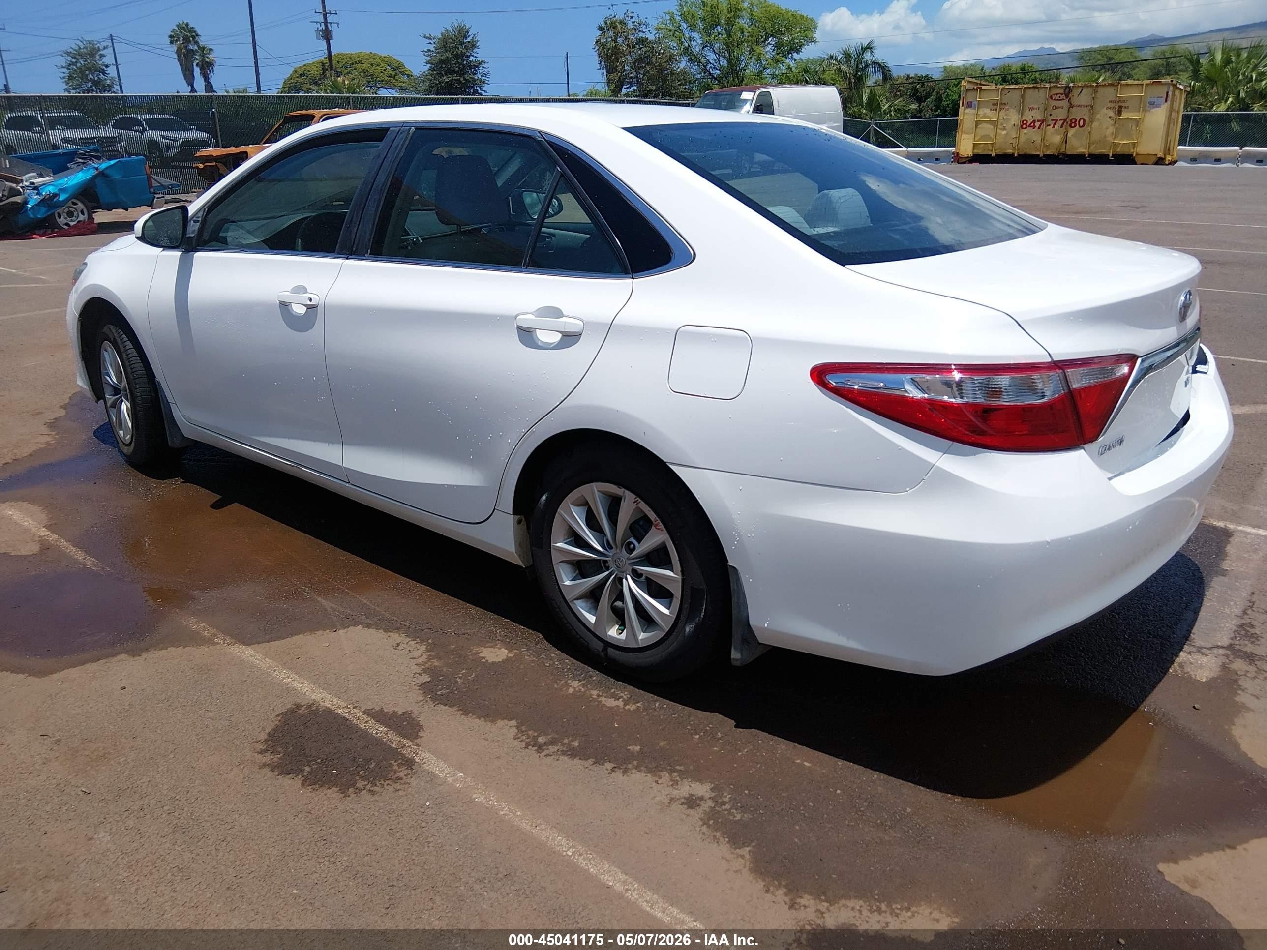 2015 Toyota Camry Le White vin: 4T1BF1FK8FU093014