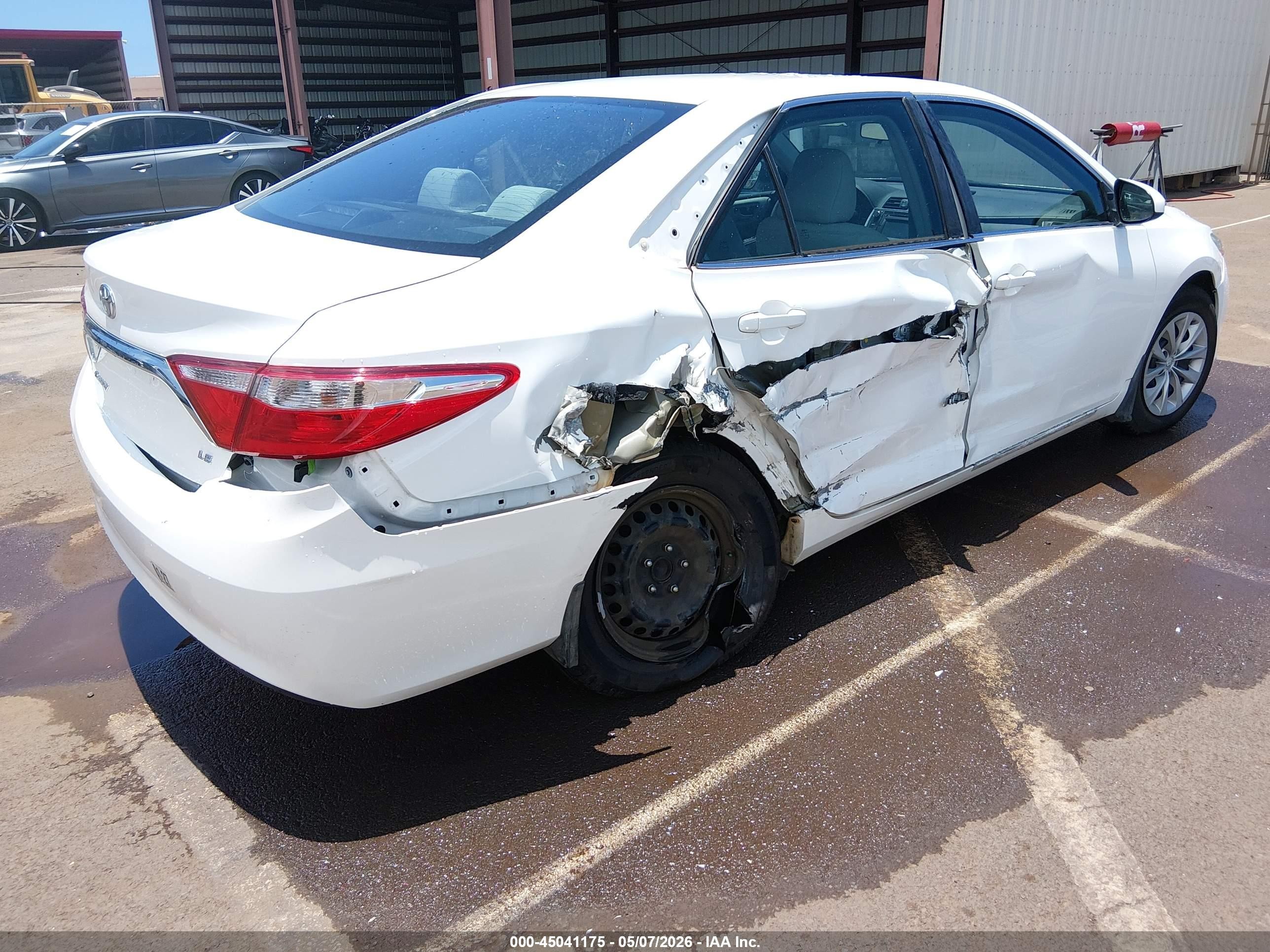 2015 Toyota Camry Le White vin: 4T1BF1FK8FU093014
