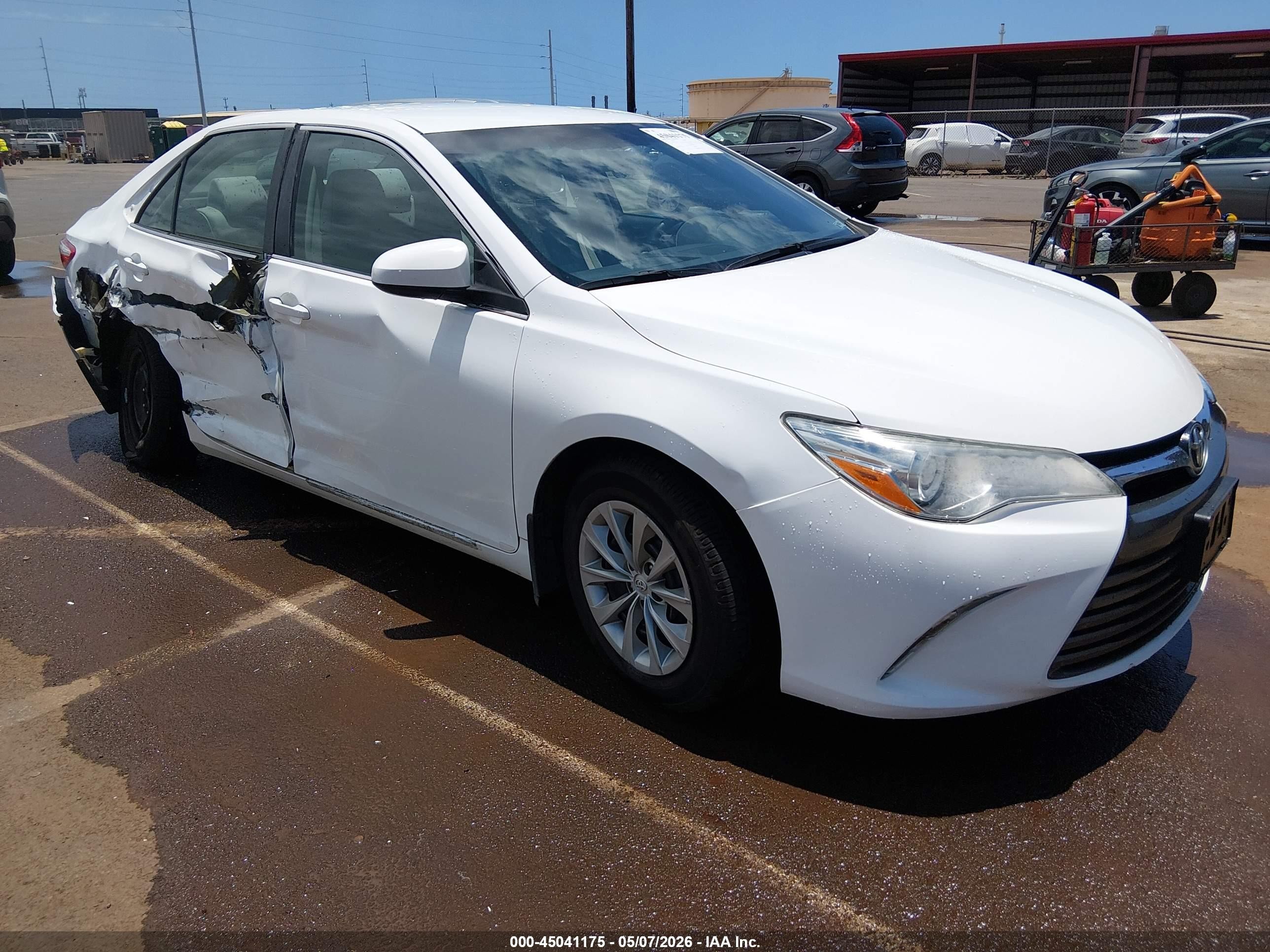 2015 Toyota Camry Le White vin: 4T1BF1FK8FU093014