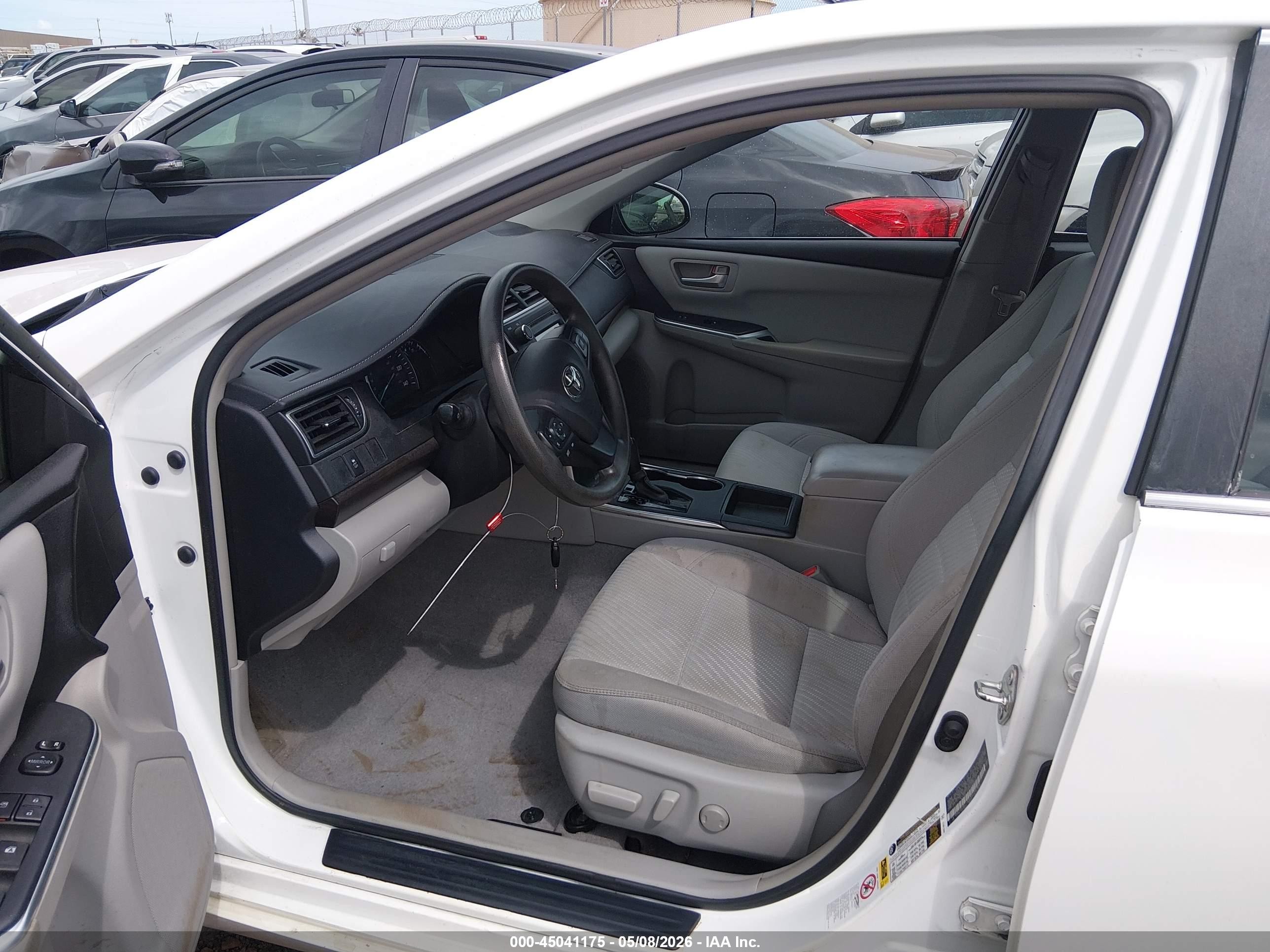 2015 Toyota Camry Le White vin: 4T1BF1FK8FU093014