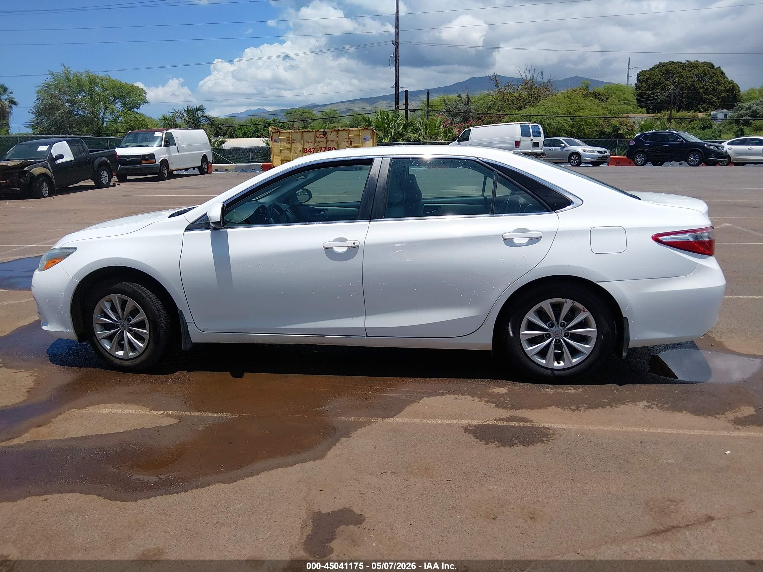 2015 Toyota Camry Le White vin: 4T1BF1FK8FU093014