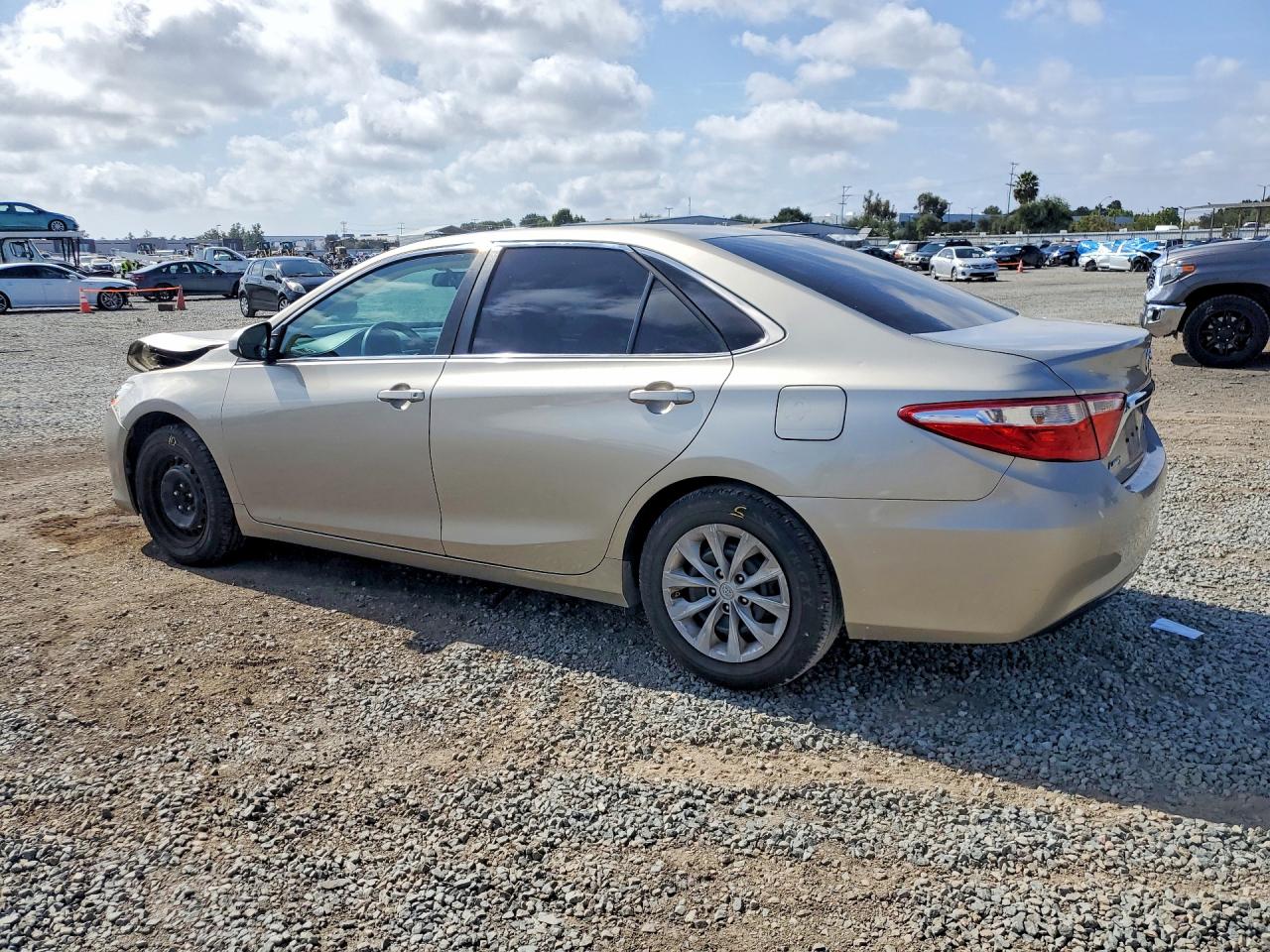 2015 Toyota Camry Le Желто-коричневый vin: 4T1BF1FK8FU105095