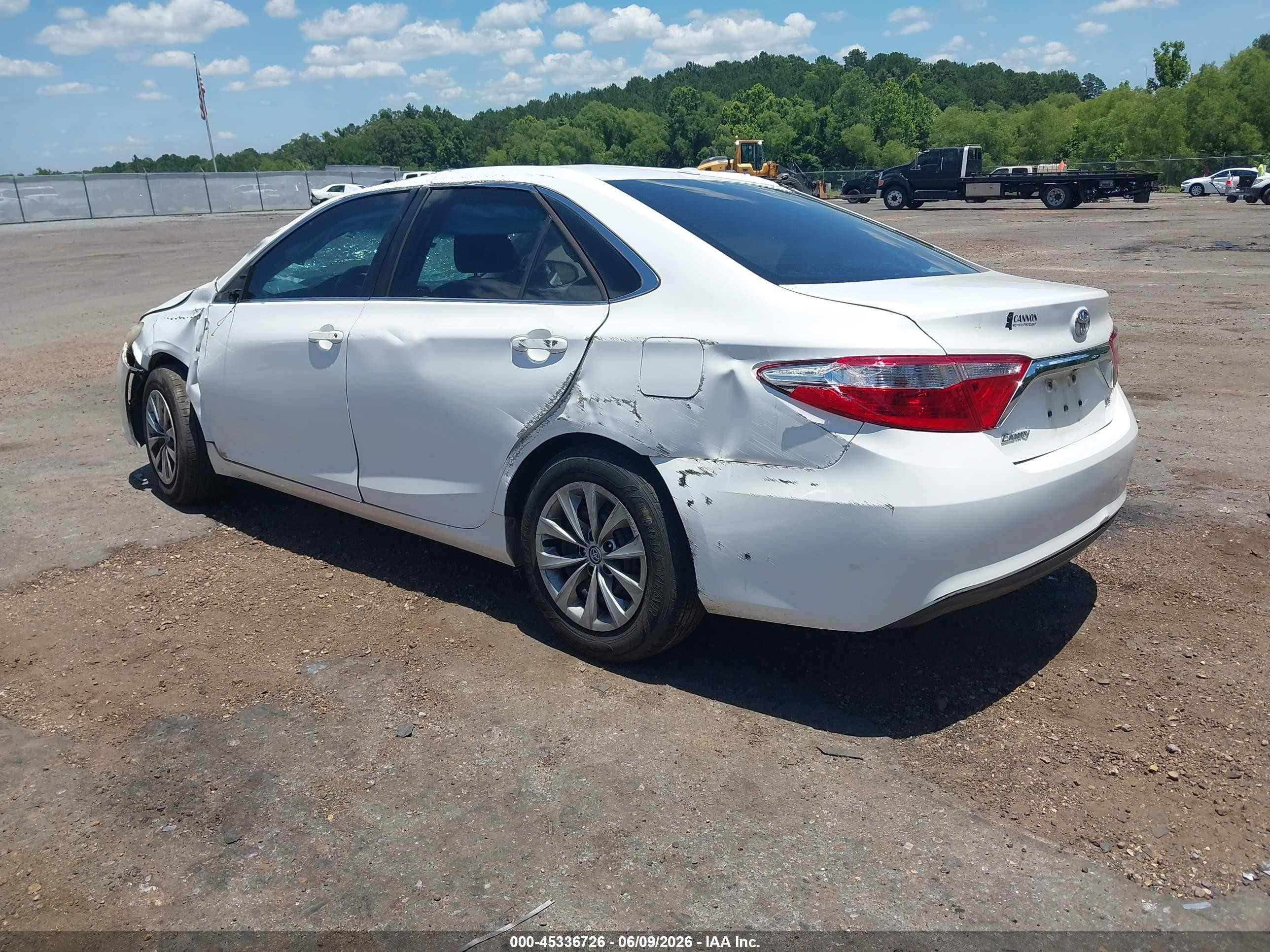 2015 Toyota Camry Le White vin: 4T1BF1FK8FU106716