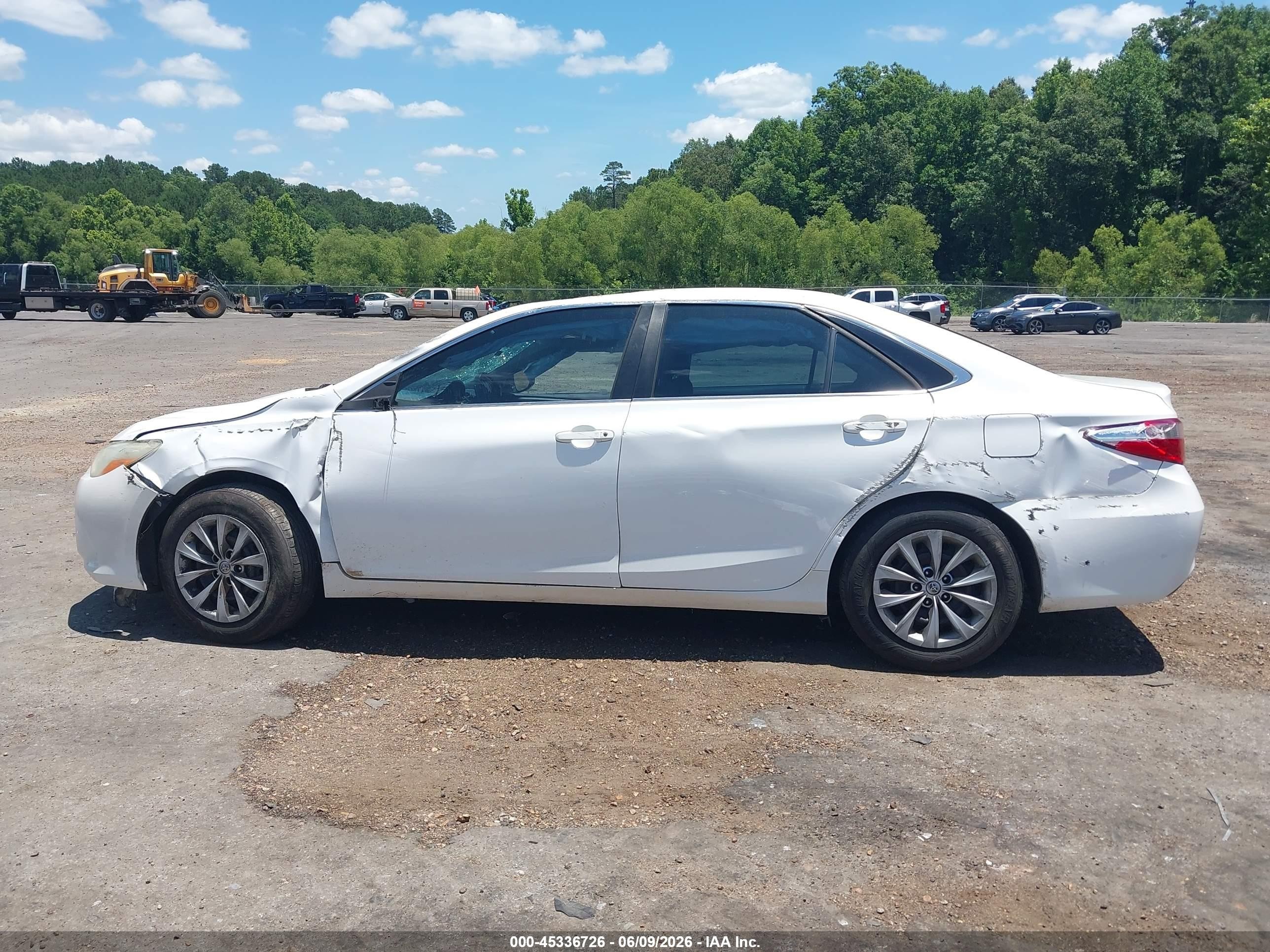 2015 Toyota Camry Le White vin: 4T1BF1FK8FU106716