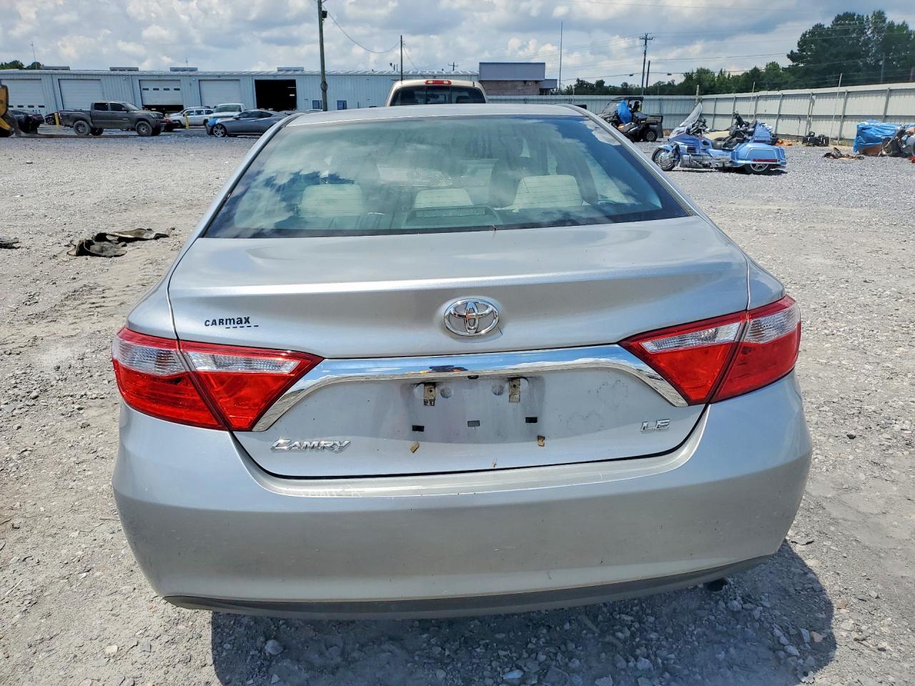 2015 Toyota Camry Le Серебряный vin: 4T1BF1FK8FU928402