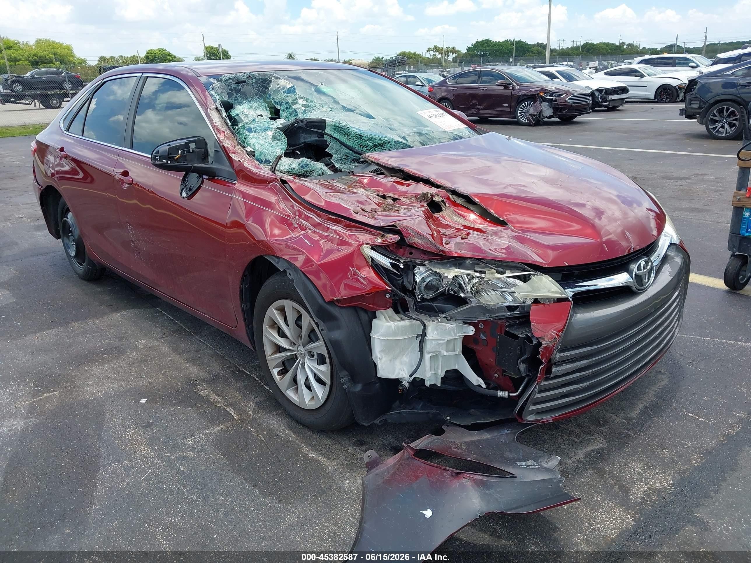 2015 Toyota Camry Le Red vin: 4T1BF1FK8FU988115