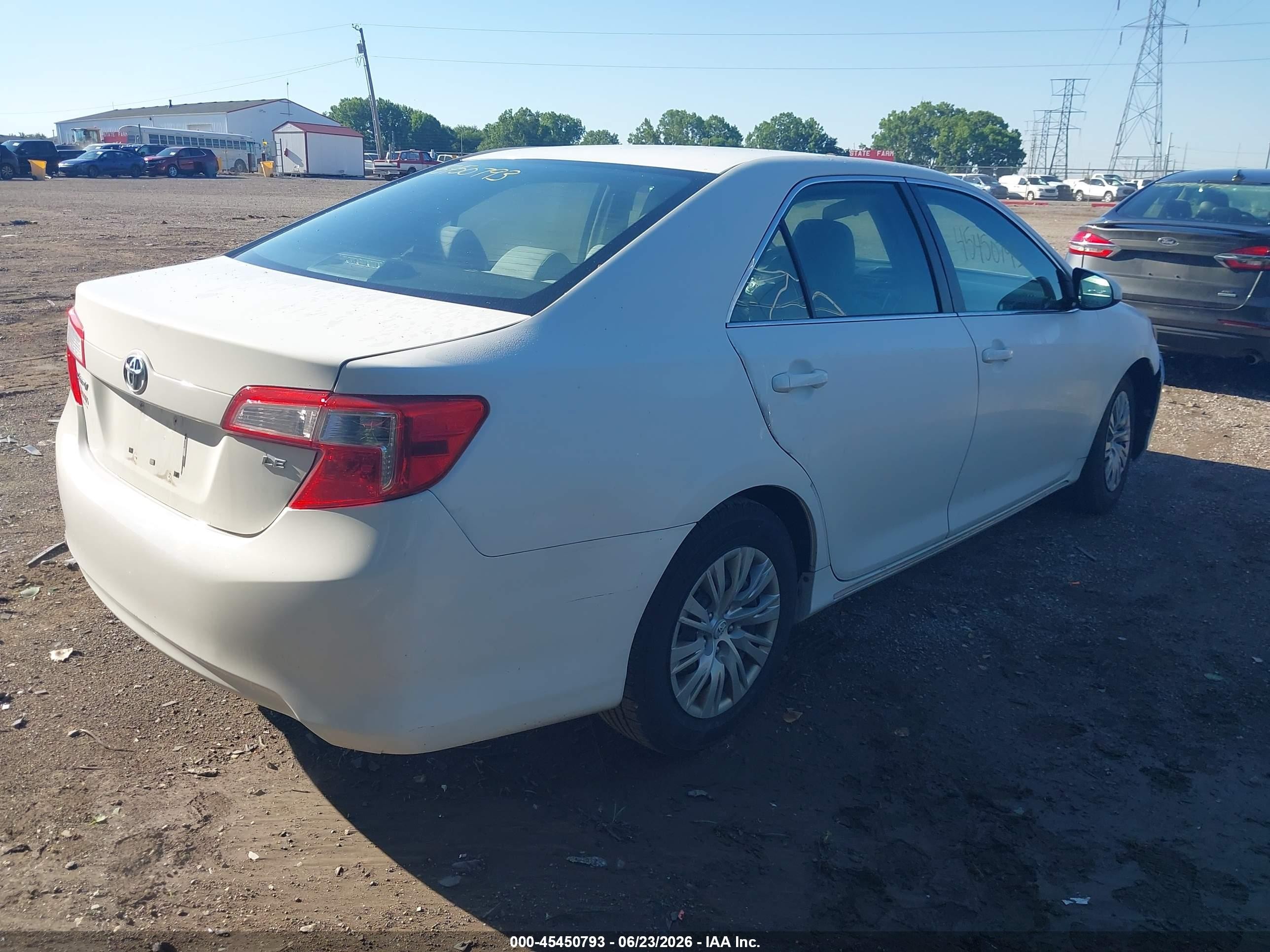 2013 Toyota Camry Le White vin: 4T1BF1FK9DU644404
