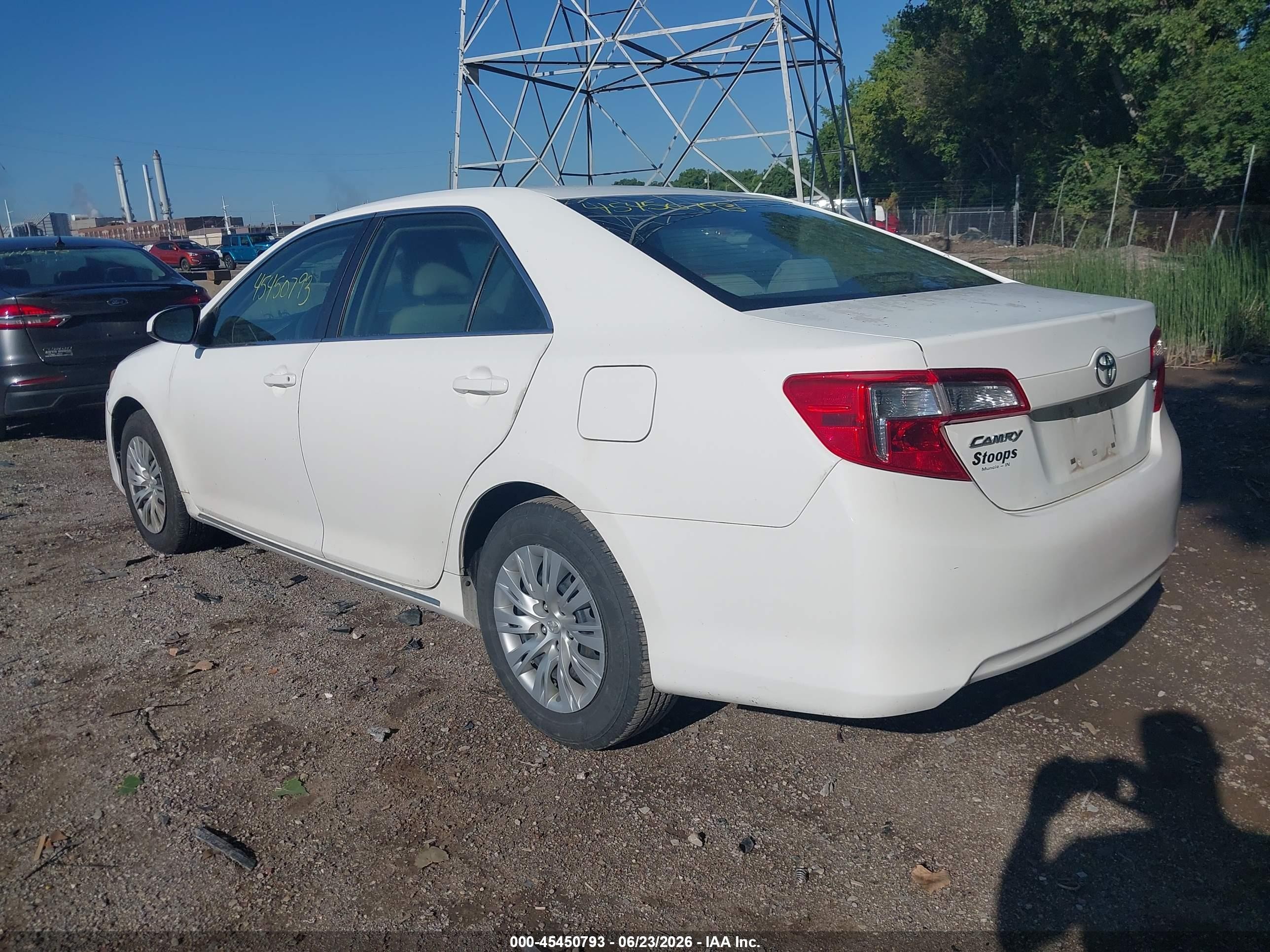 2013 Toyota Camry Le White vin: 4T1BF1FK9DU644404