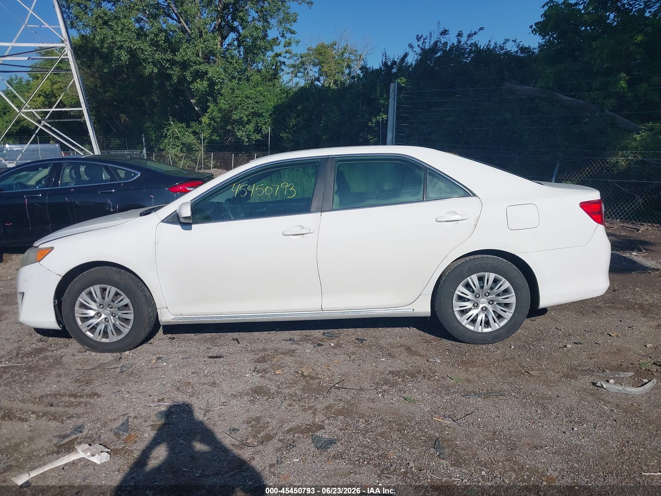 2013 Toyota Camry Le White vin: 4T1BF1FK9DU644404