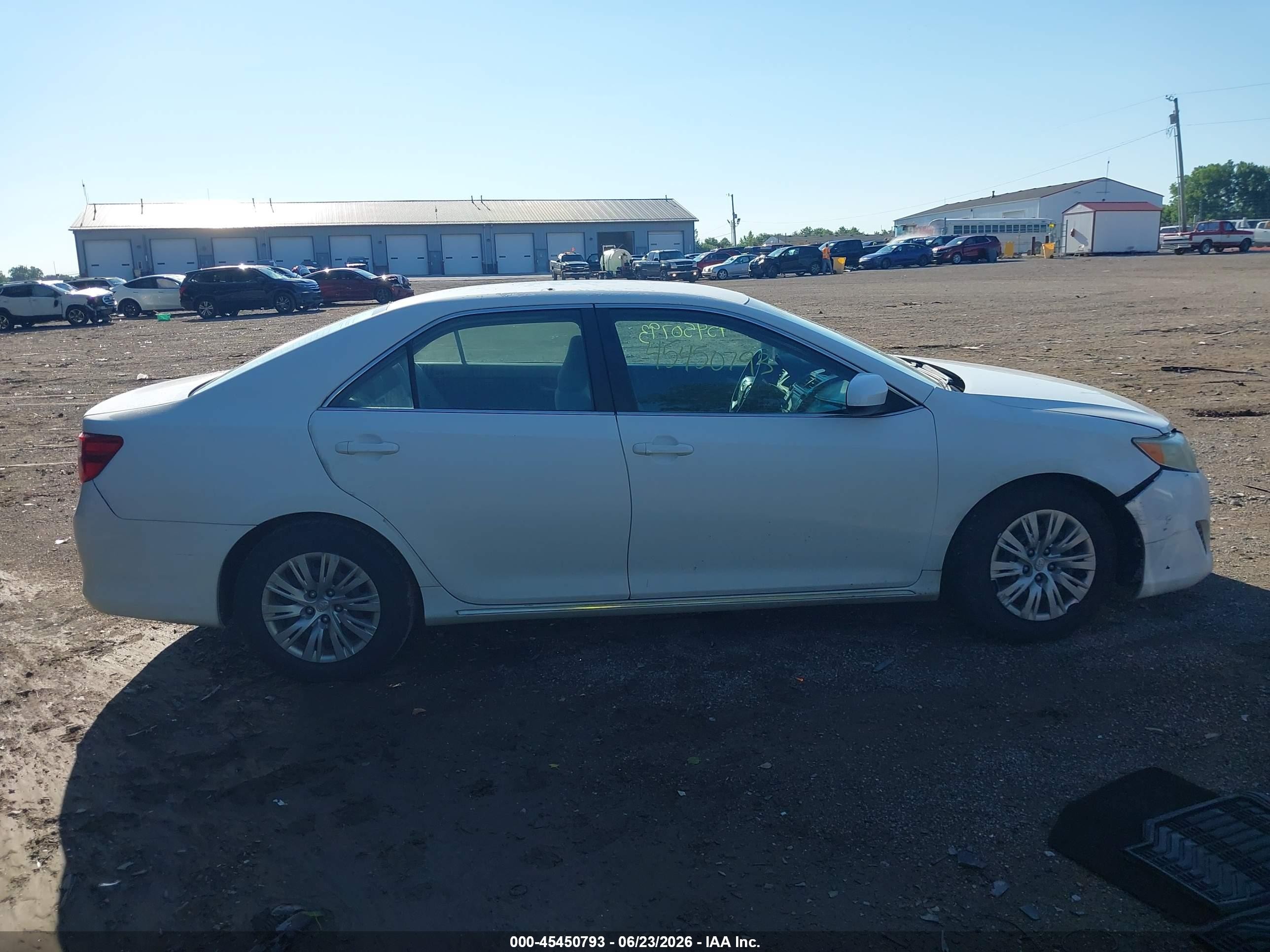 2013 Toyota Camry Le White vin: 4T1BF1FK9DU644404