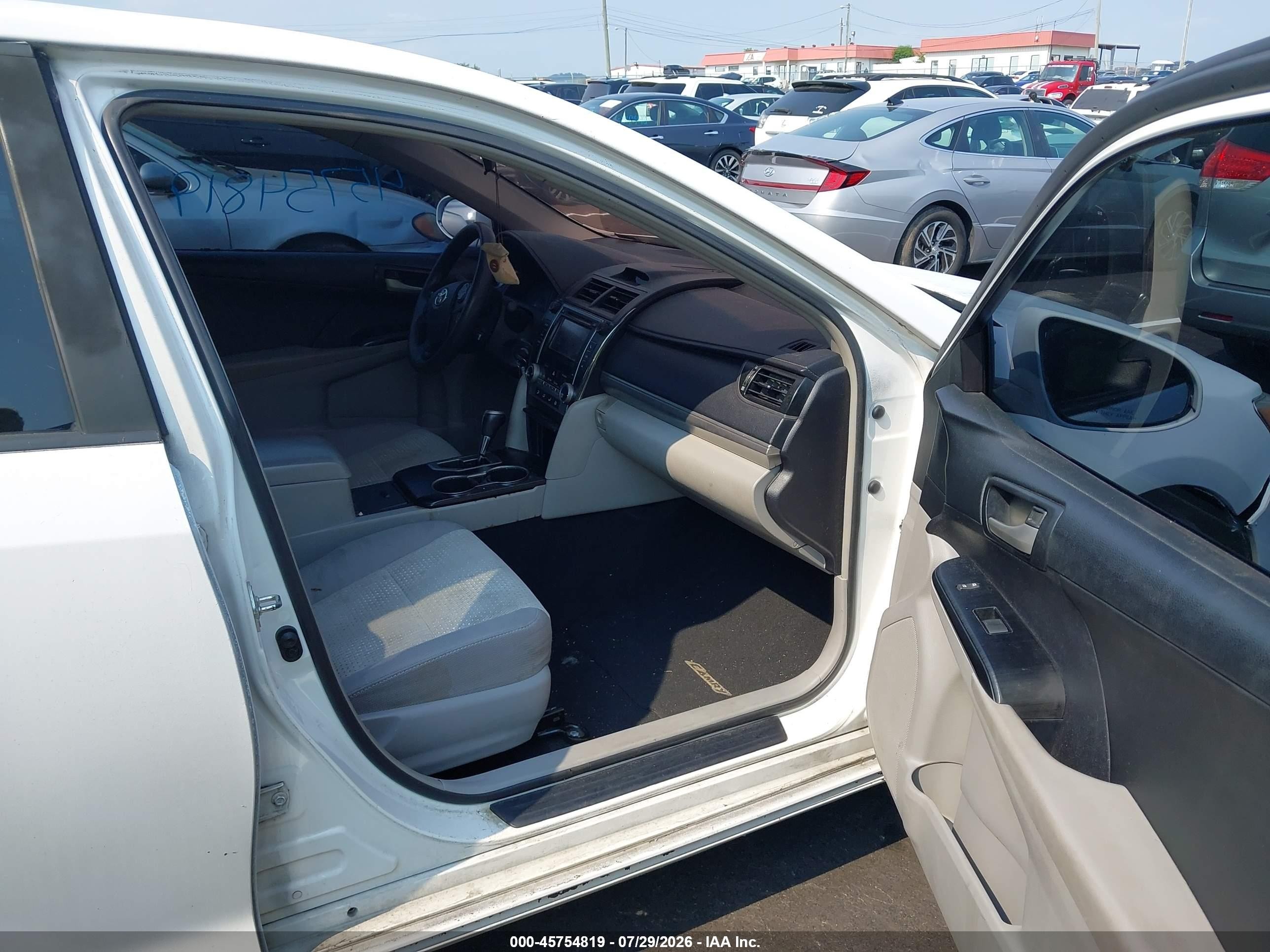2013 Toyota Camry Le White vin: 4T1BF1FK9DU649182
