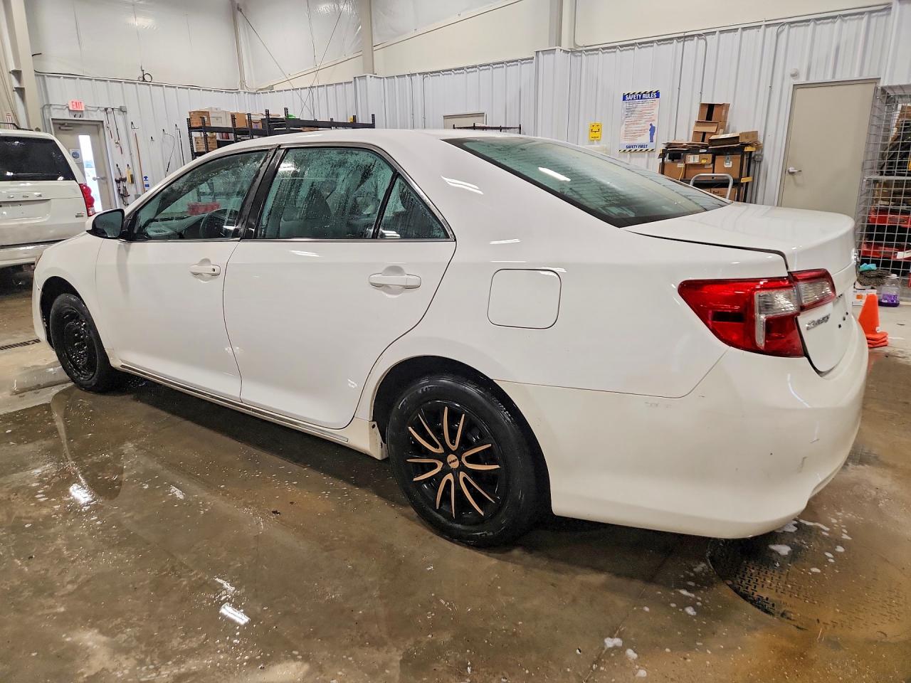 2014 Toyota Camry Le White vin: 4T1BF1FK9EU442583