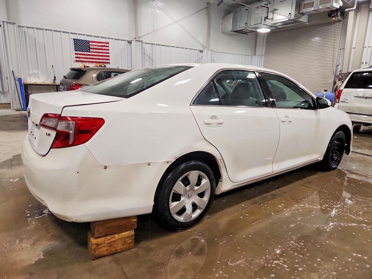 2014 Toyota Camry Le White vin: 4T1BF1FK9EU442583