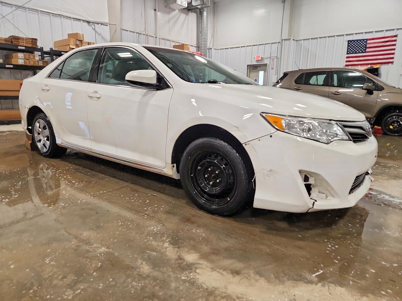 2014 Toyota Camry Le White vin: 4T1BF1FK9EU442583