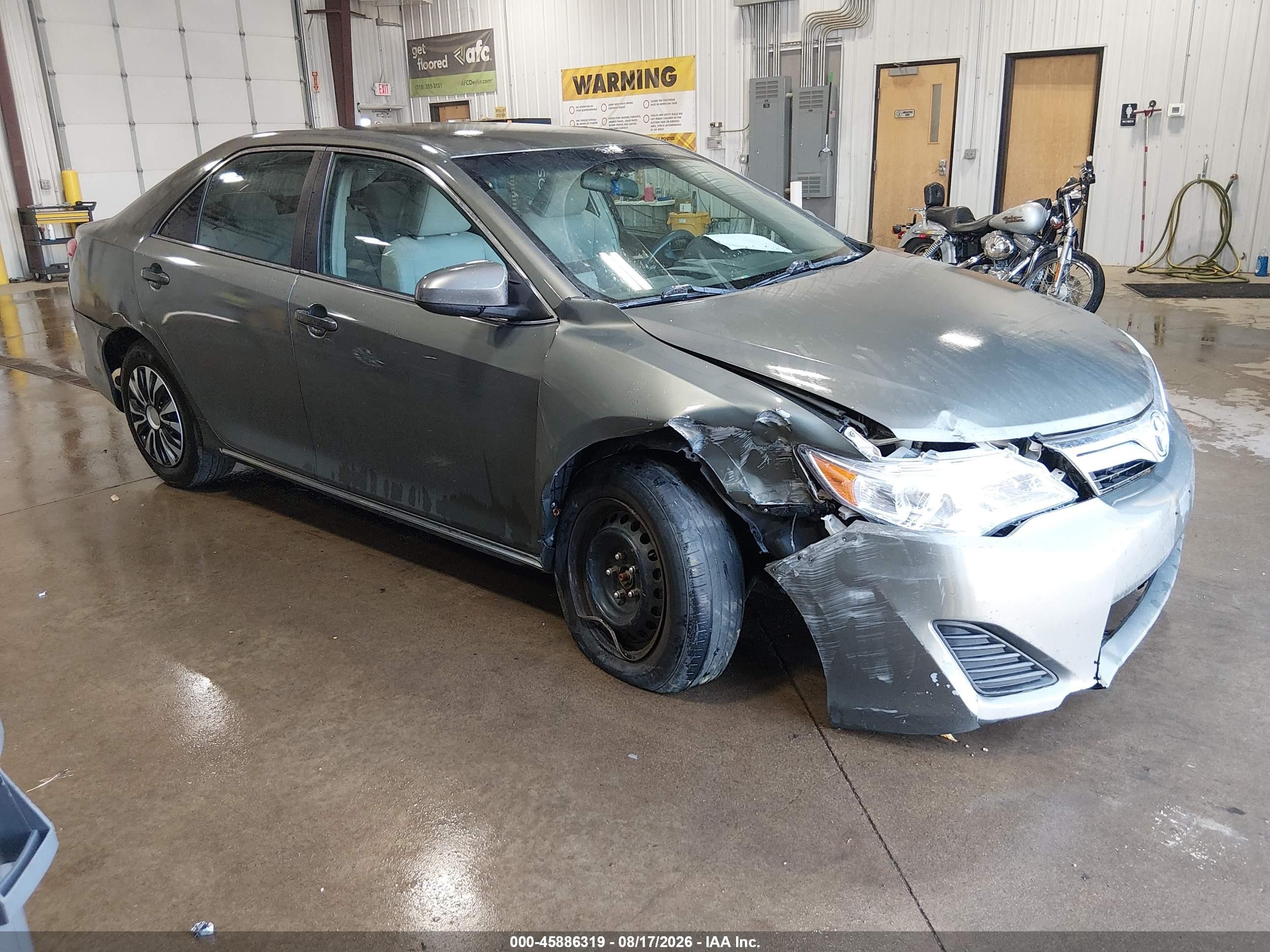 2014 Toyota Camry Le Серебряный vin: 4T1BF1FK9EU833085
