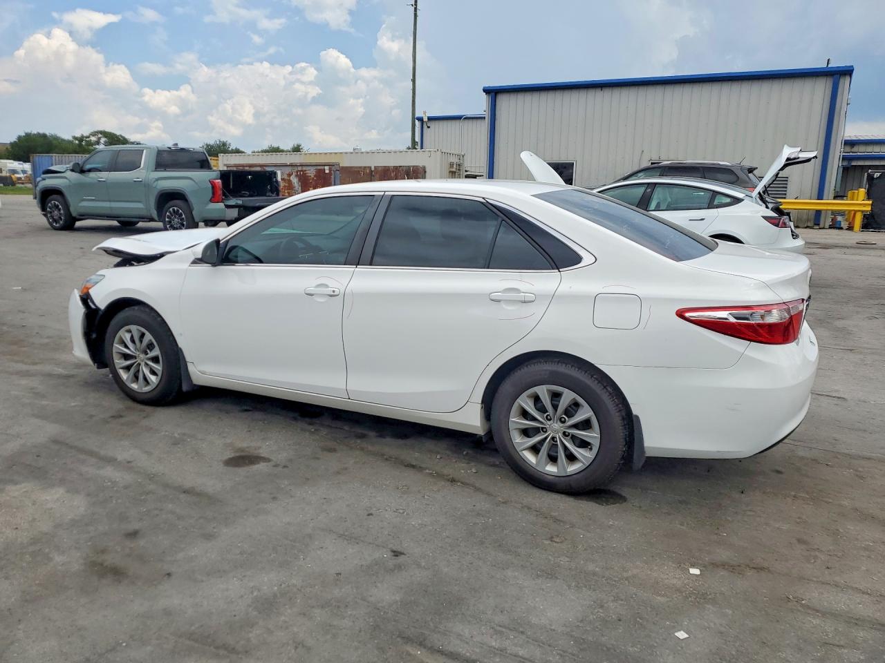 2015 Toyota Camry Le White vin: 4T1BF1FK9FU008858