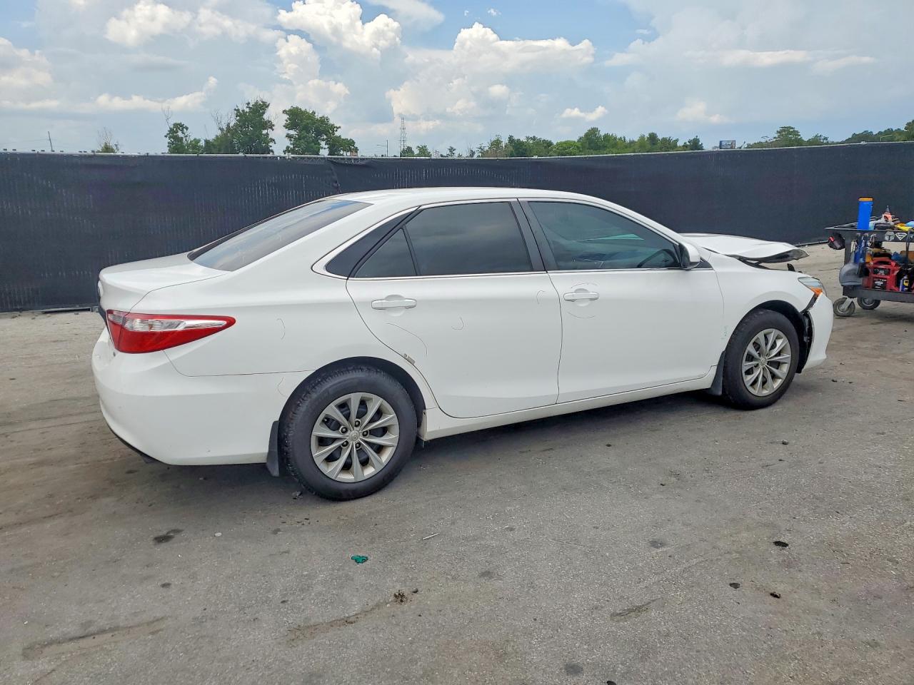 2015 Toyota Camry Le White vin: 4T1BF1FK9FU008858