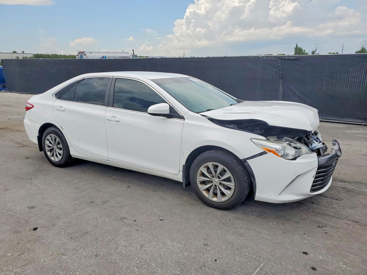 2015 Toyota Camry Le White vin: 4T1BF1FK9FU008858