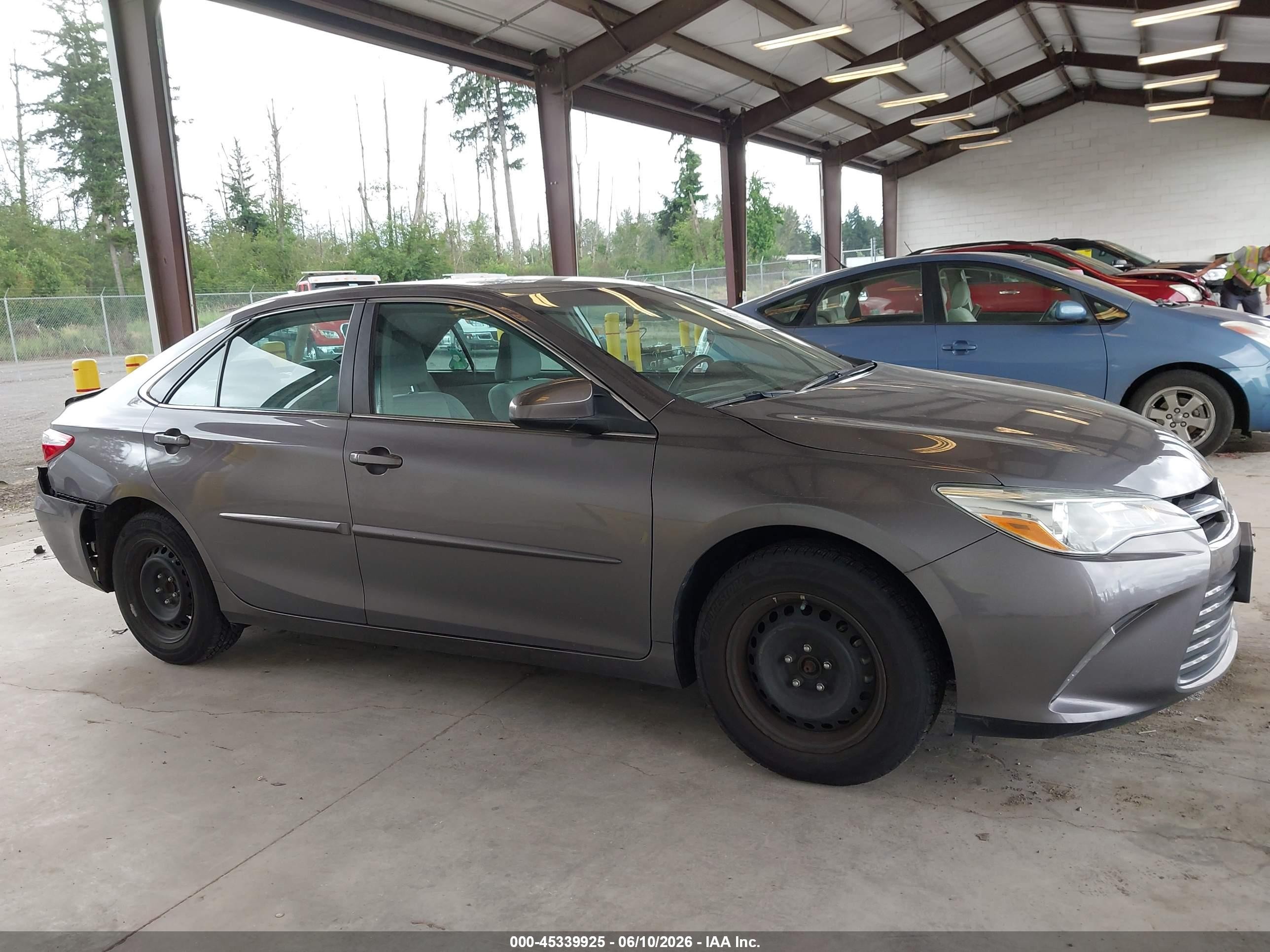 2015 Toyota Camry Le Серый vin: 4T1BF1FK9FU105154