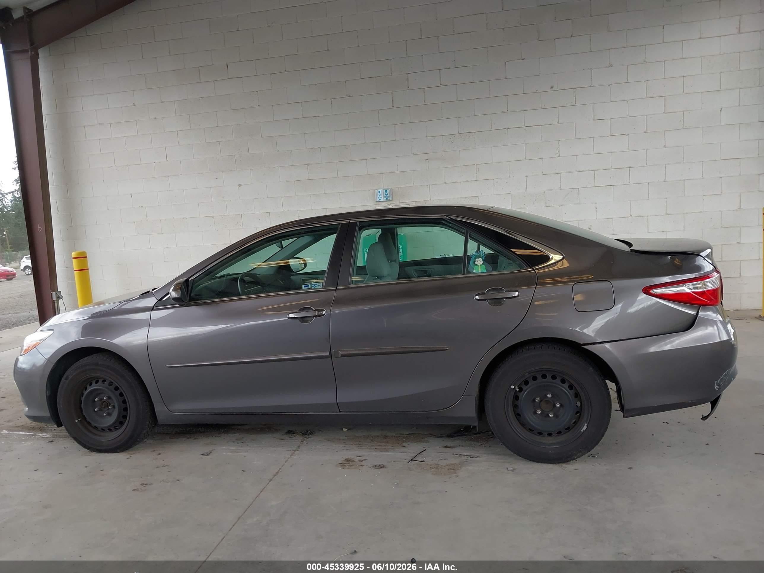 2015 Toyota Camry Le Серый vin: 4T1BF1FK9FU105154