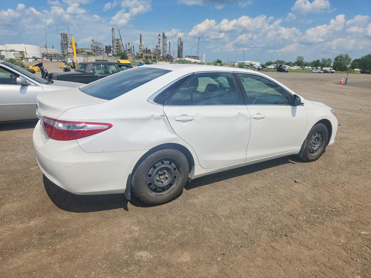 2015 Toyota Camry Le White vin: 4T1BF1FK9FU894941