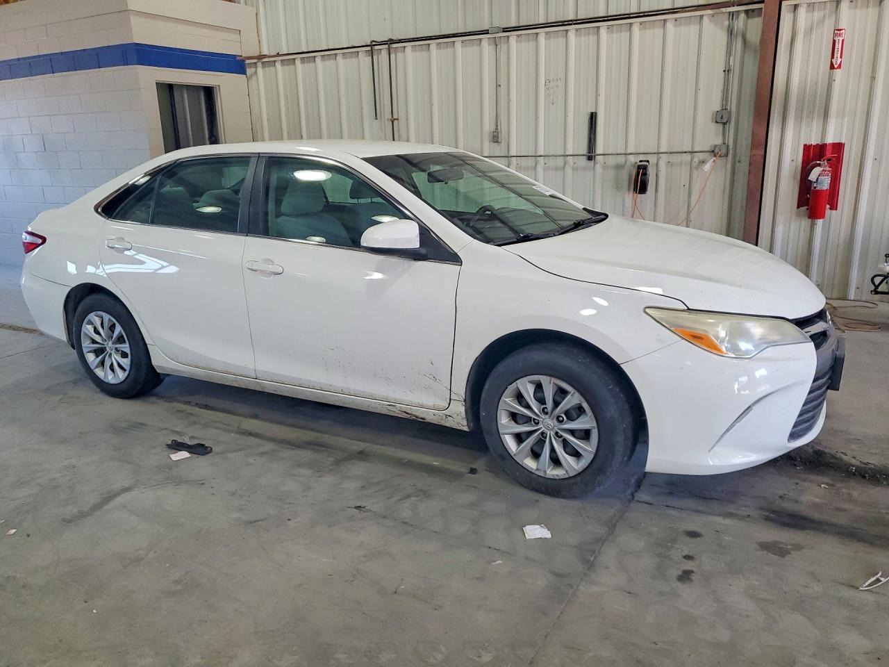 2015 Toyota Camry Le Белый vin: 4T1BF1FK9FU971047