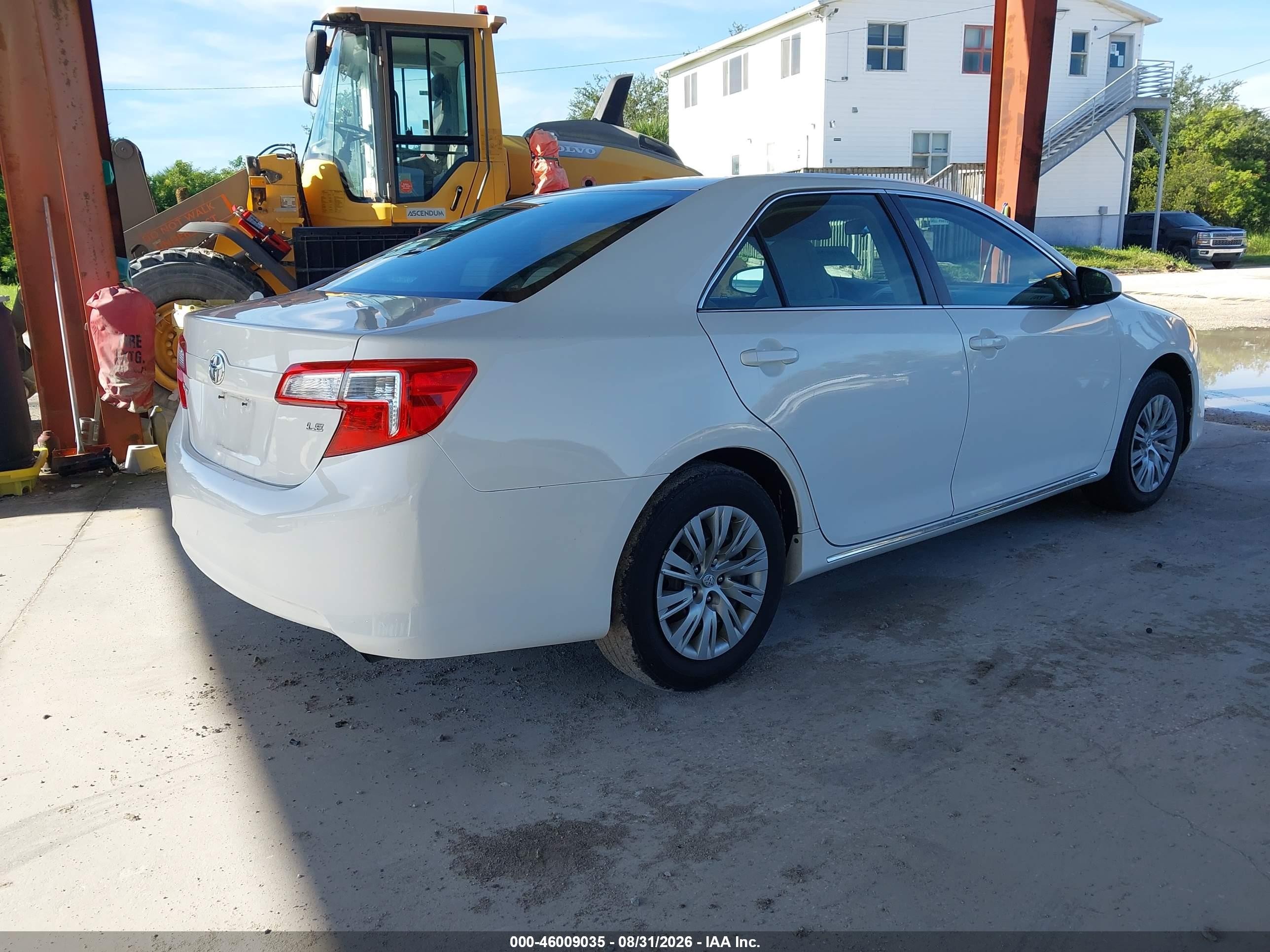 2013 Toyota Camry Le White vin: 4T1BF1FKXDU237644