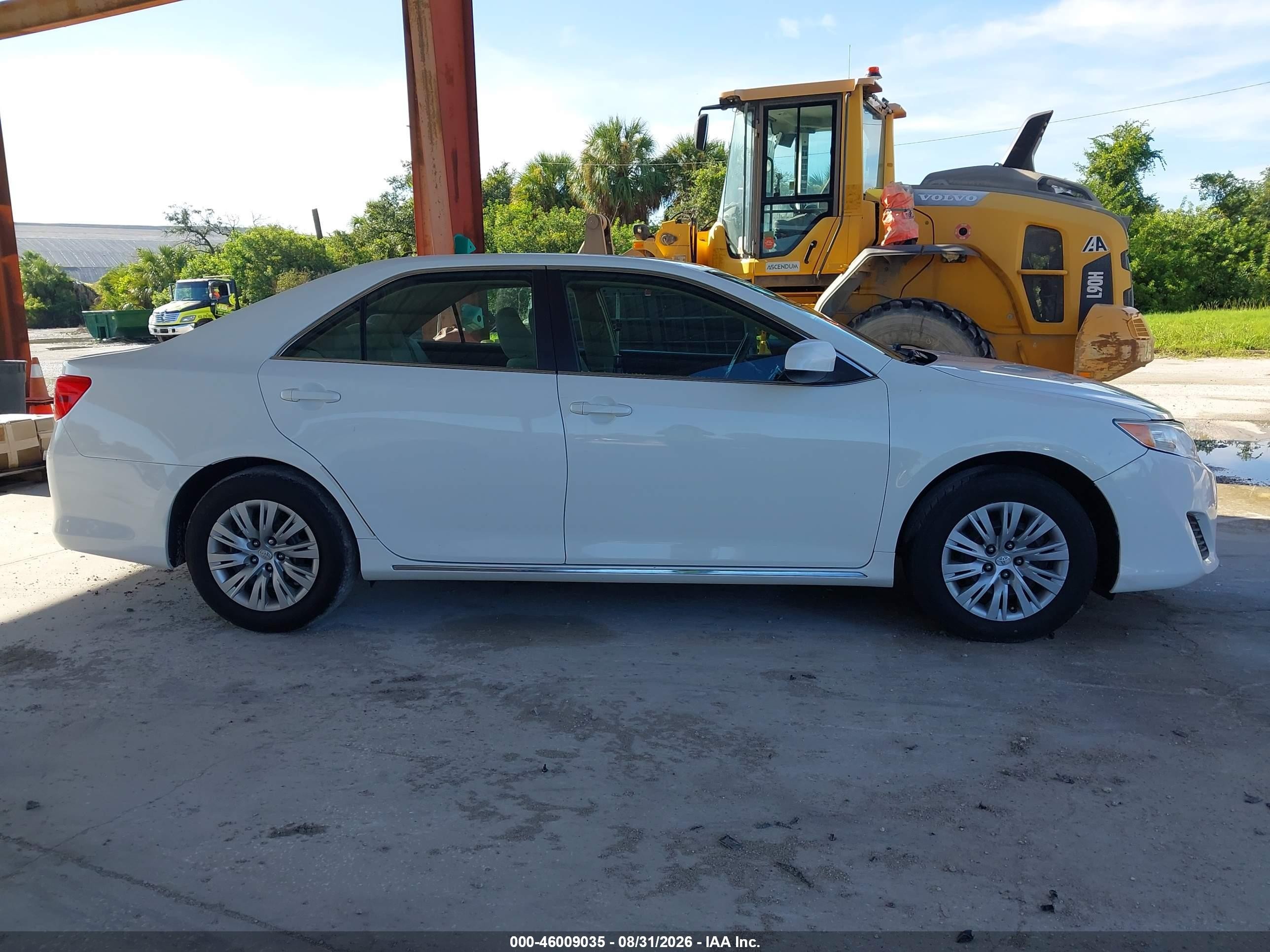 2013 Toyota Camry Le White vin: 4T1BF1FKXDU237644