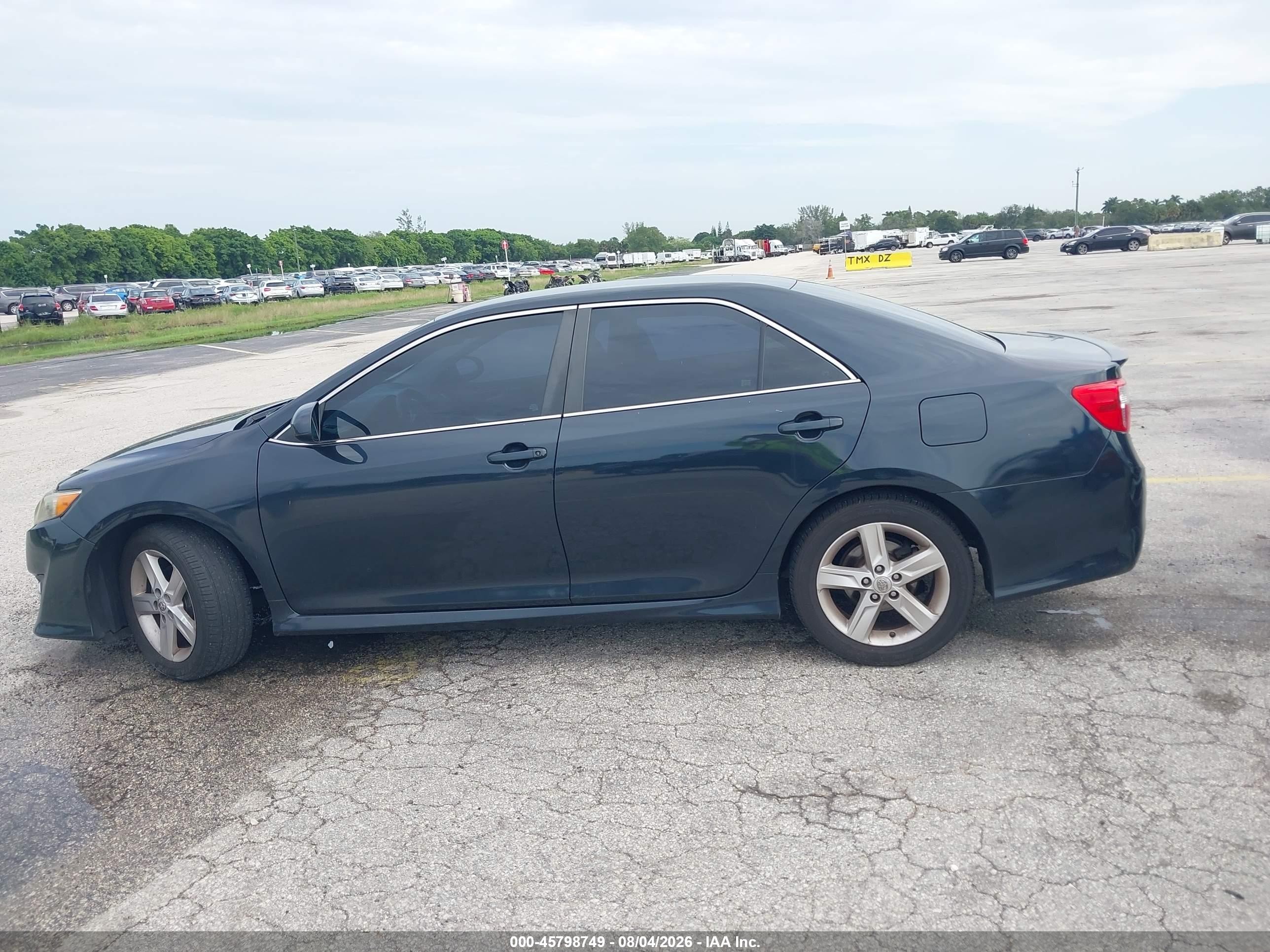 2014 Toyota Camry Se Dark Blue vin: 4T1BF1FKXEU325580