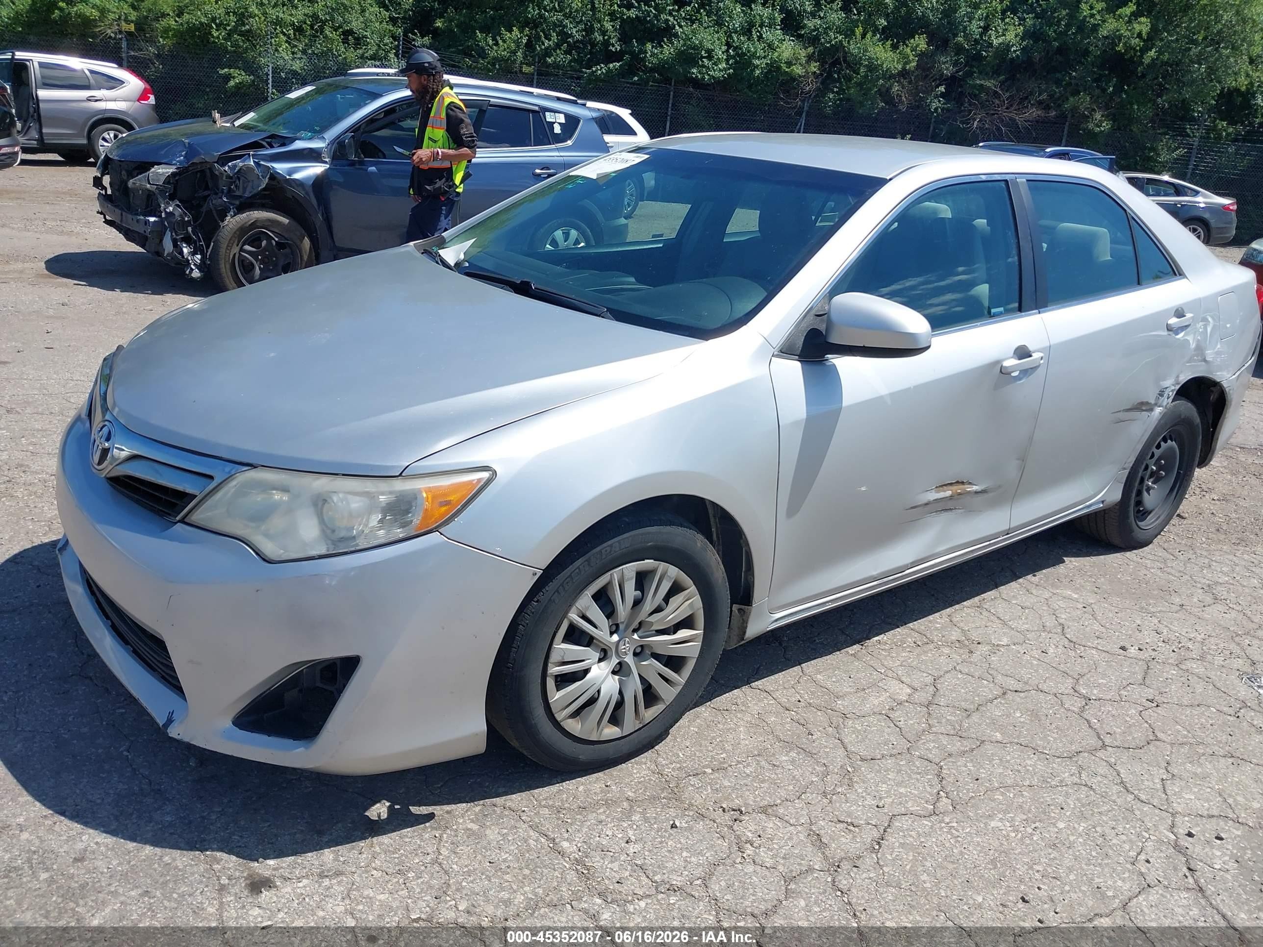 2014 Toyota Camry Le Silver vin: 4T1BF1FKXEU404652
