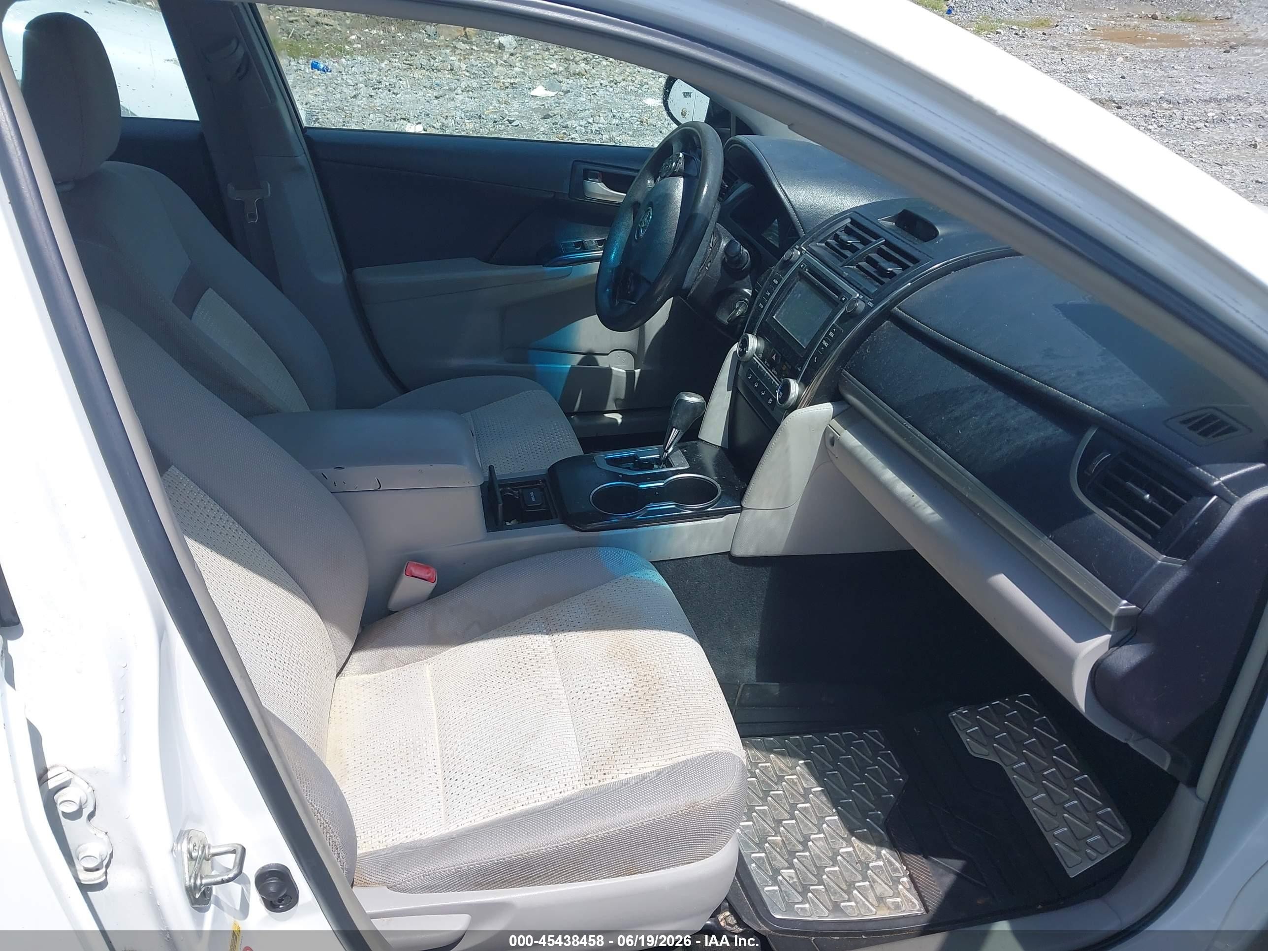 2014 Toyota Camry Le White vin: 4T1BF1FKXEU866757