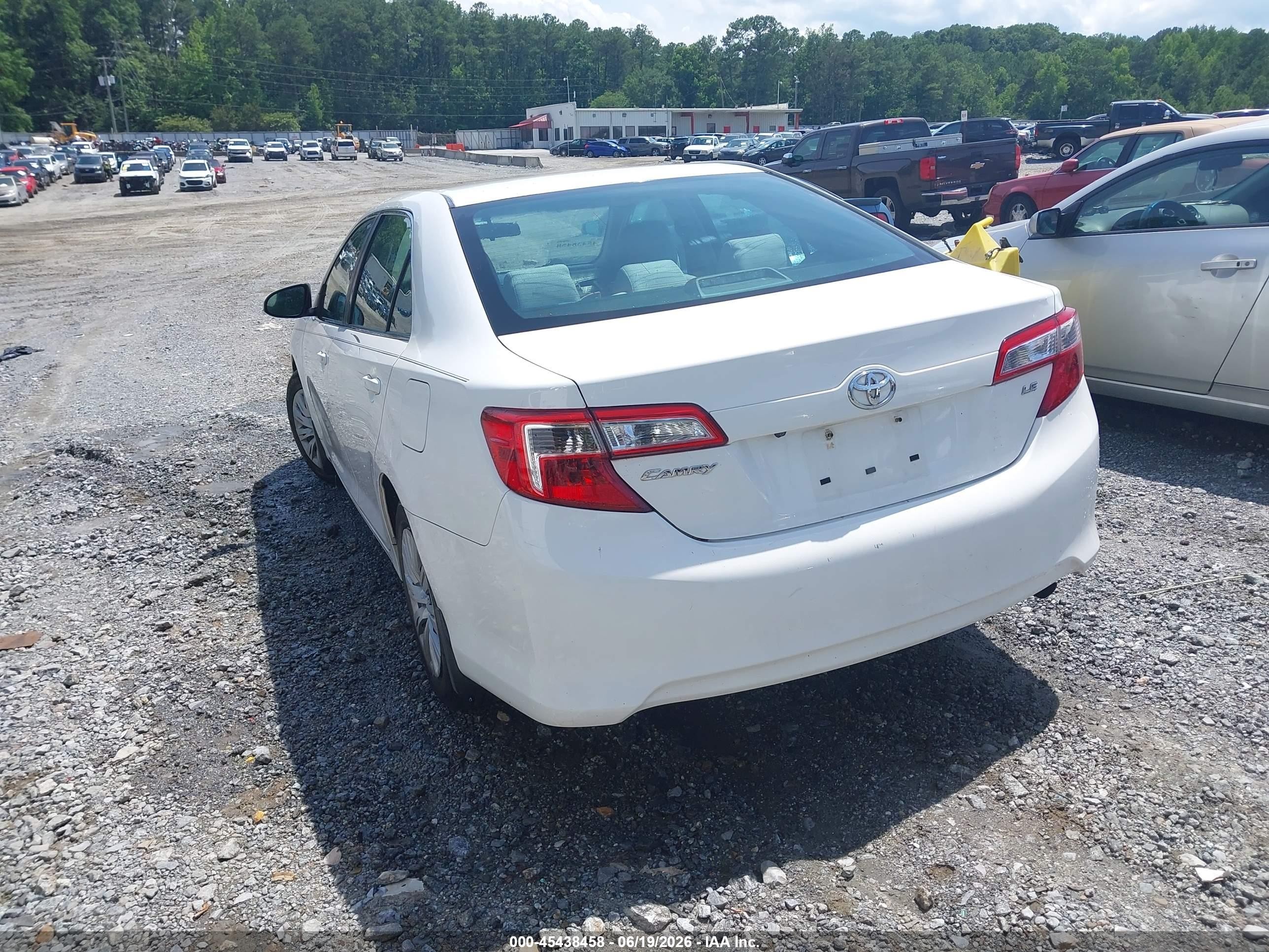 2014 Toyota Camry Le White vin: 4T1BF1FKXEU866757