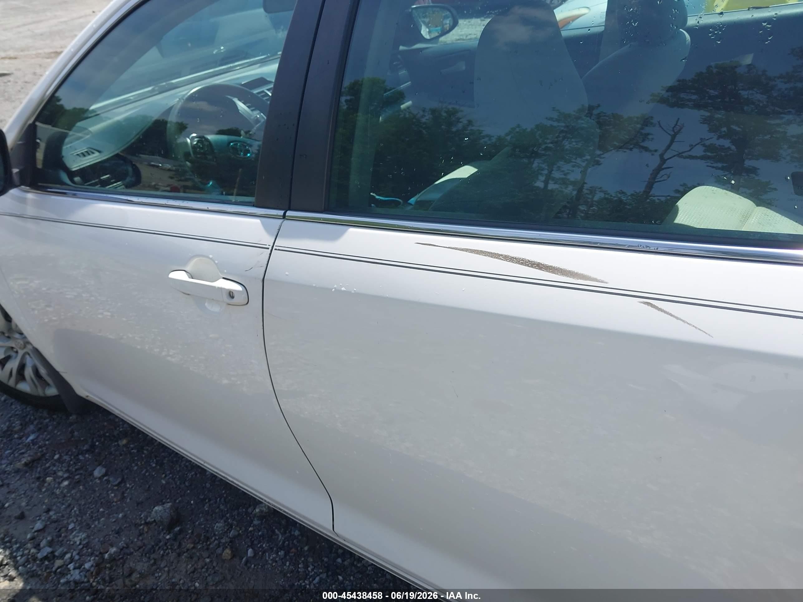 2014 Toyota Camry Le White vin: 4T1BF1FKXEU866757