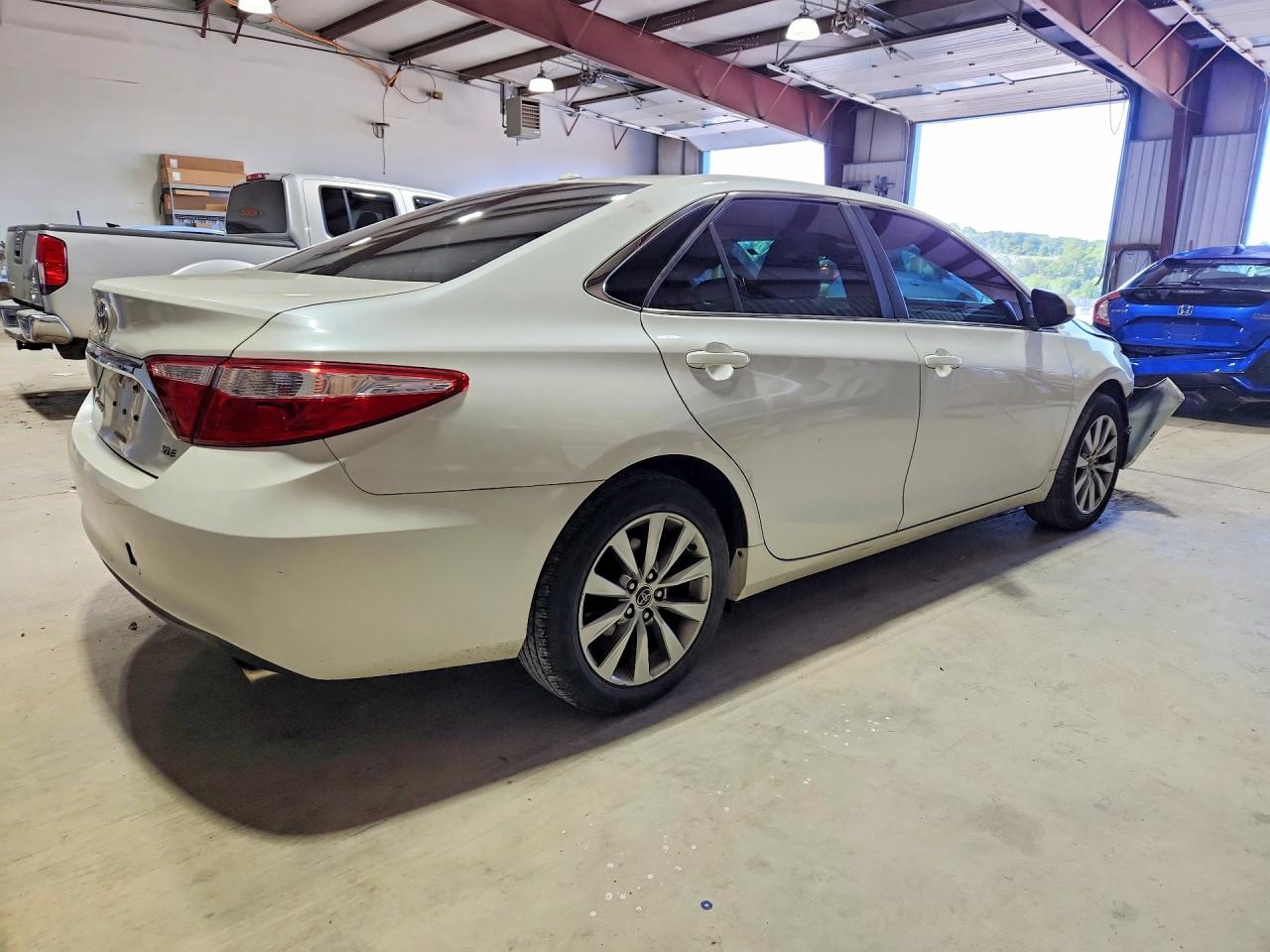 2015 Toyota Camry Xle White vin: 4T1BF1FKXFU083469