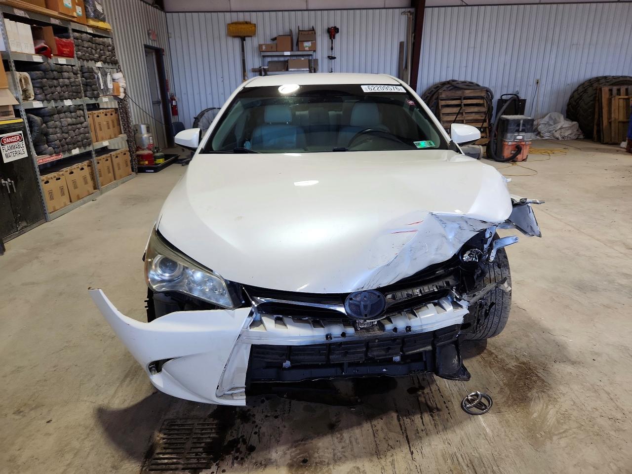 2015 Toyota Camry Xle White vin: 4T1BF1FKXFU083469