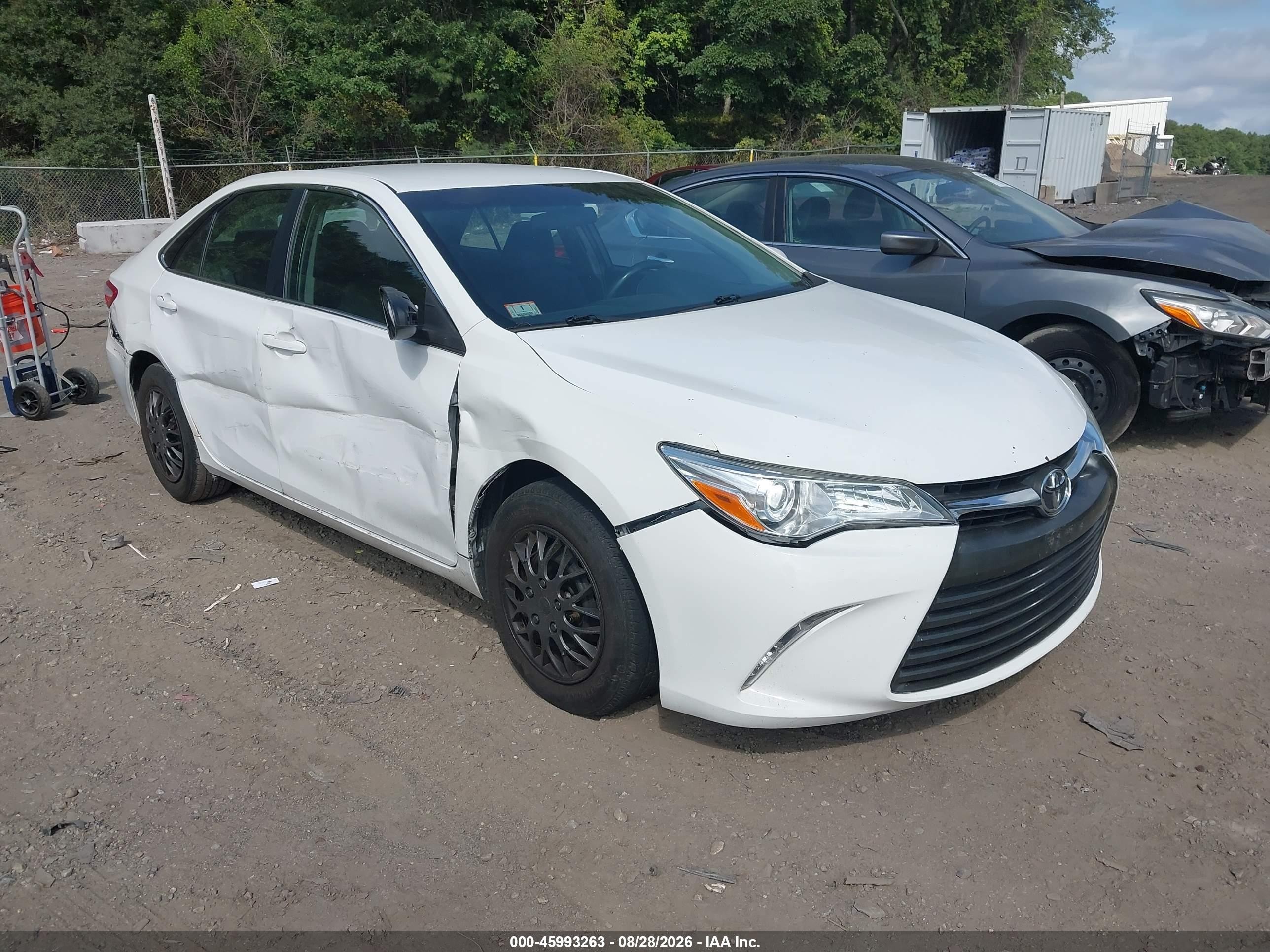 2015 Toyota Camry Le White vin: 4T1BF1FKXFU107477