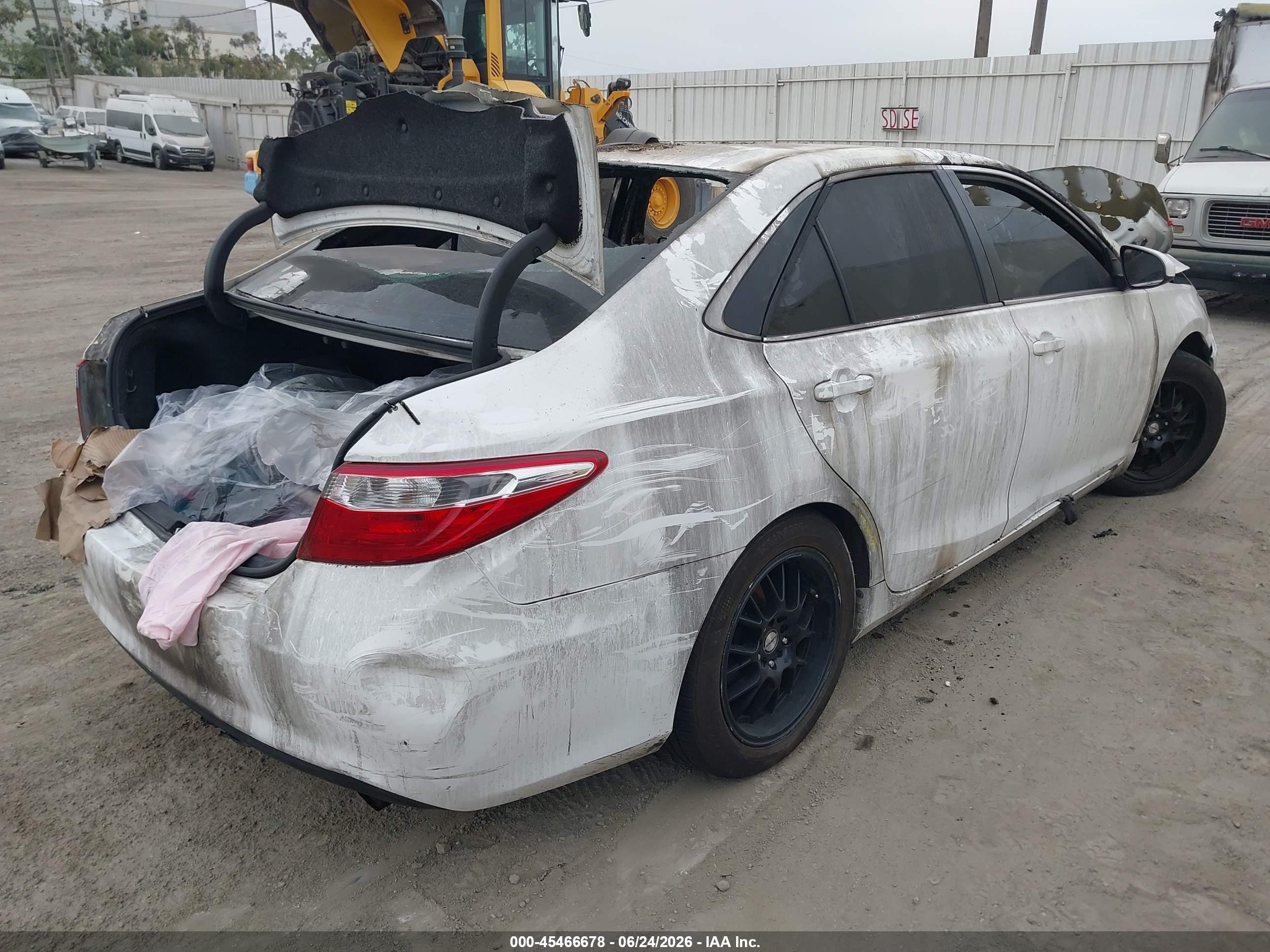 2015 Toyota Camry Le White vin: 4T1BF1FKXFU932502