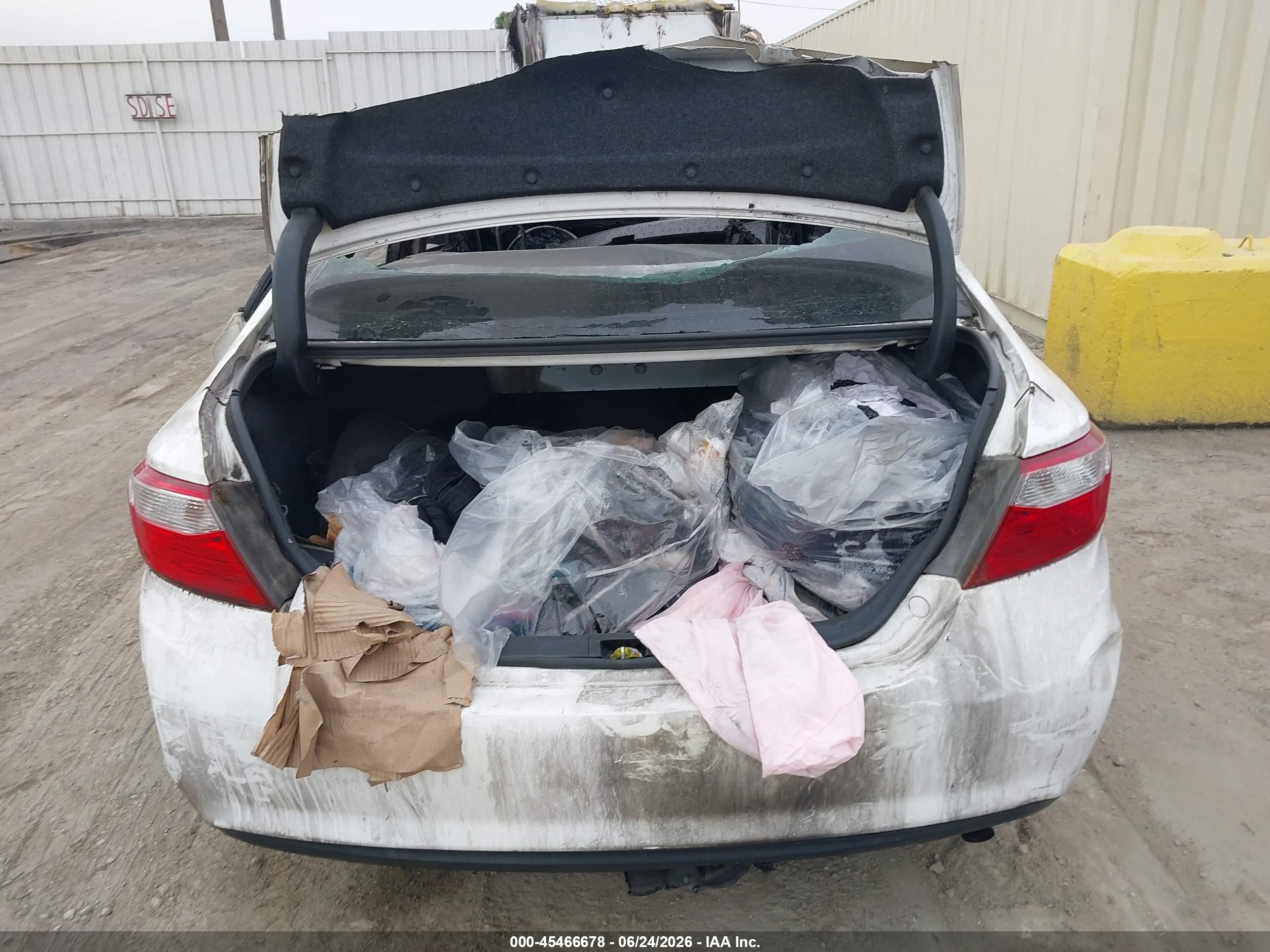 2015 Toyota Camry Le White vin: 4T1BF1FKXFU932502