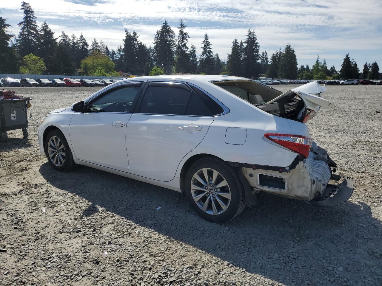 2015 Toyota Camry Le White vin: 4T1BF1FKXFU961210