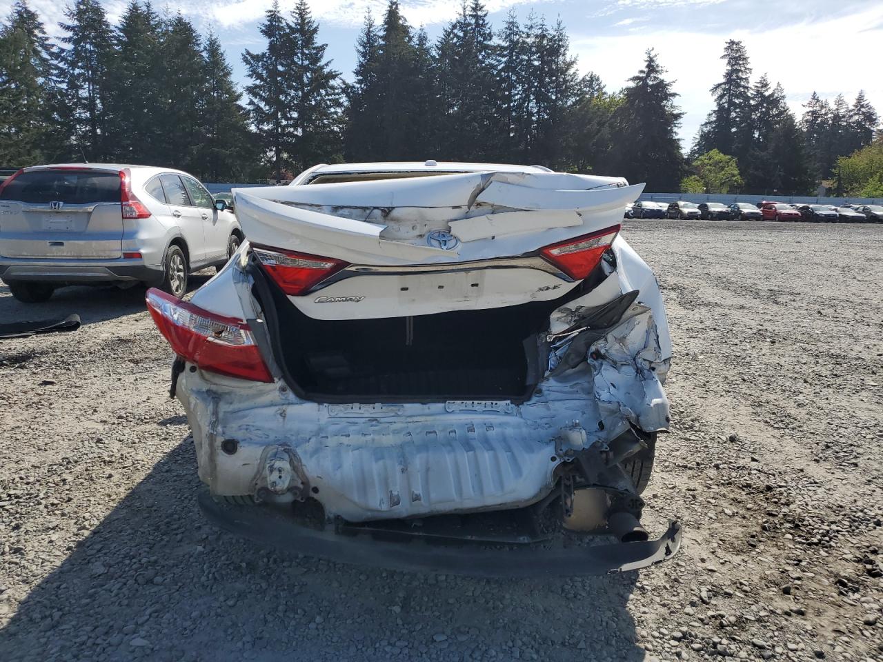 2015 Toyota Camry Le White vin: 4T1BF1FKXFU961210