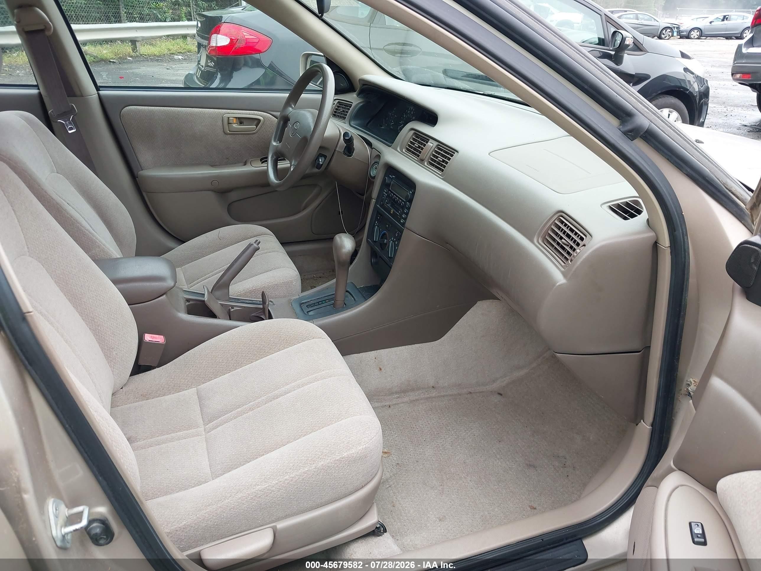 2001 Toyota Camry Le V6 Gold vin: 4T1BF22K01U963536